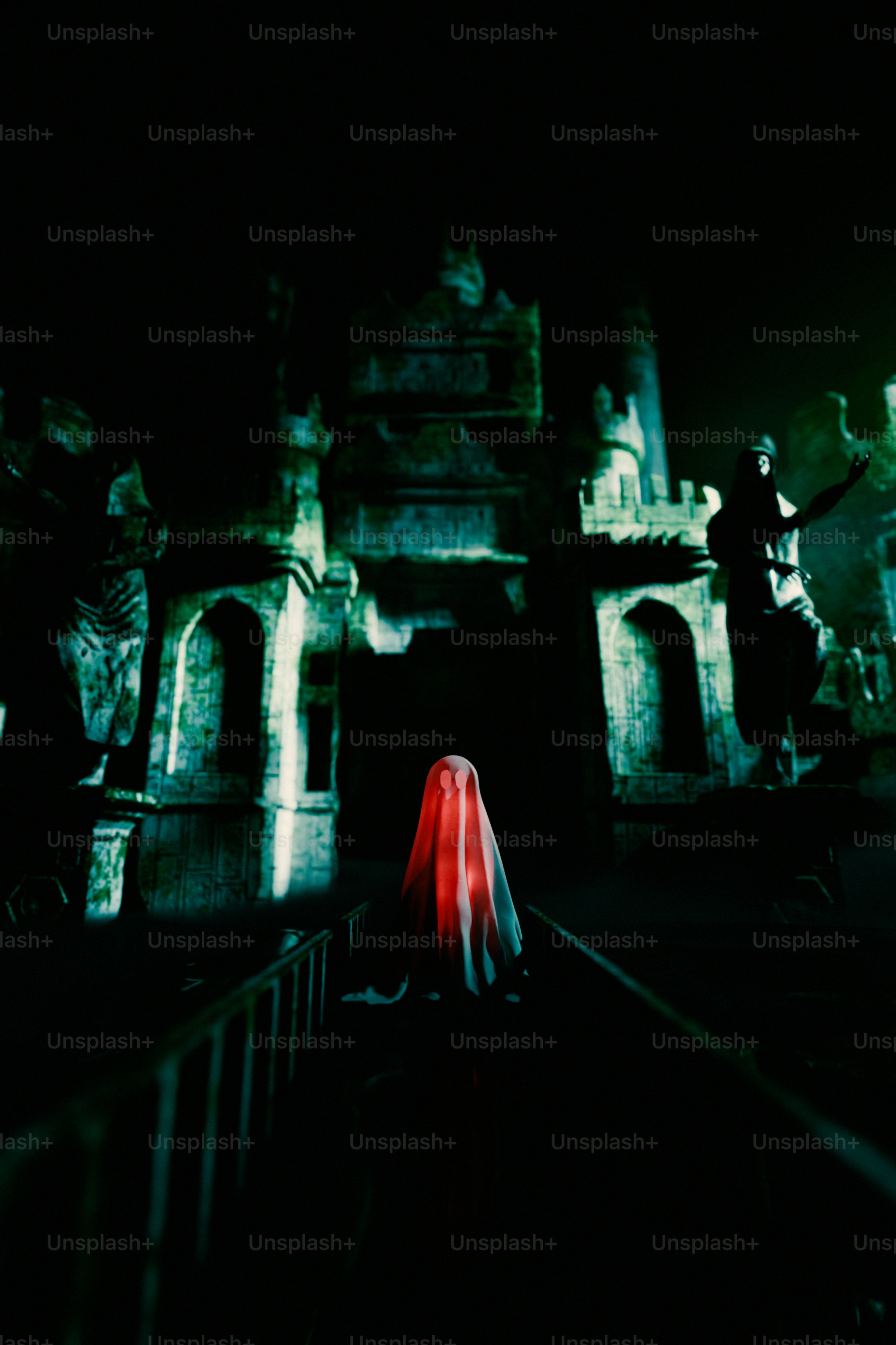 Une personne en manteau rouge debout devant un château