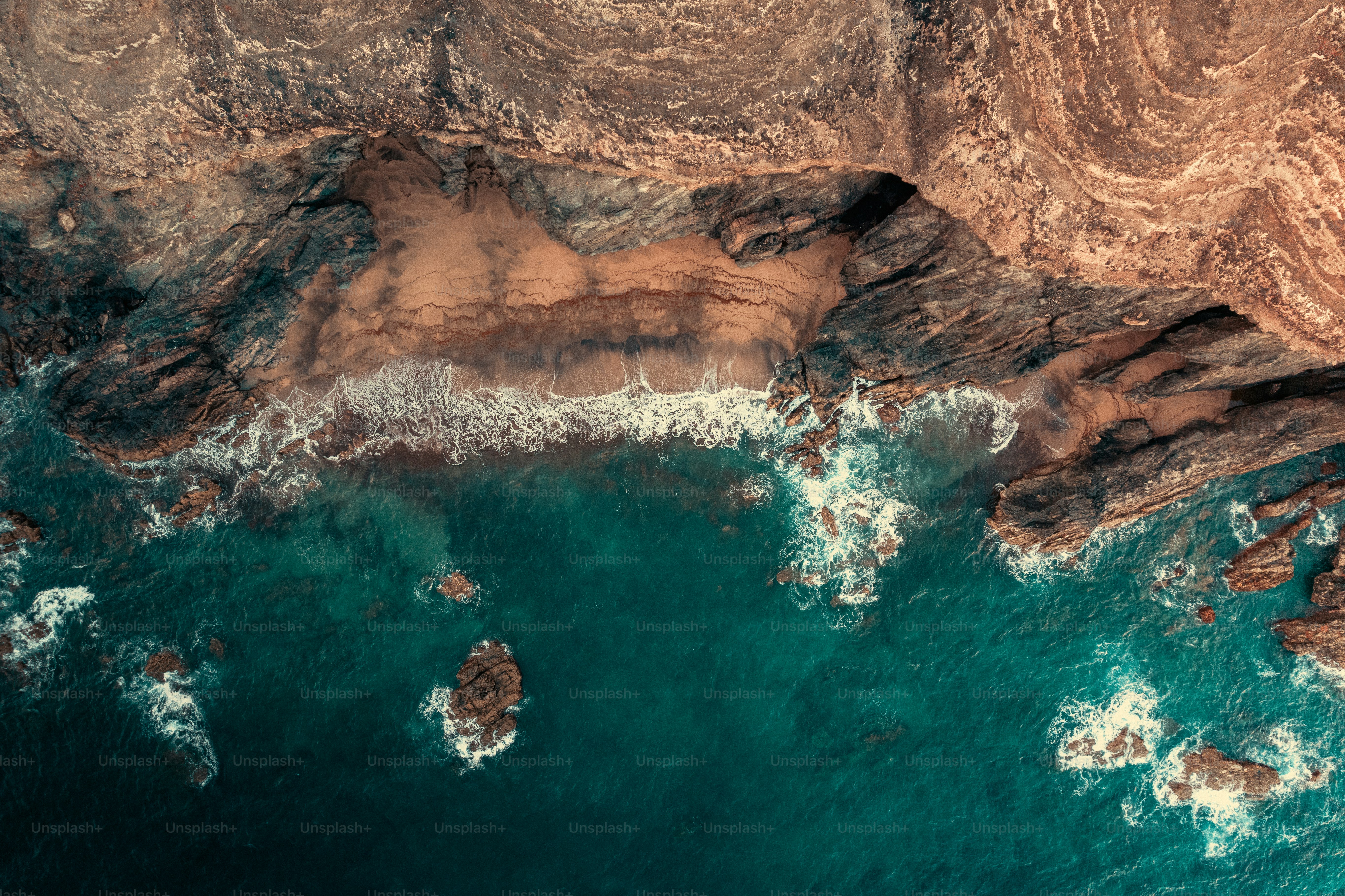 Una veduta aerea di uno specchio d'acqua