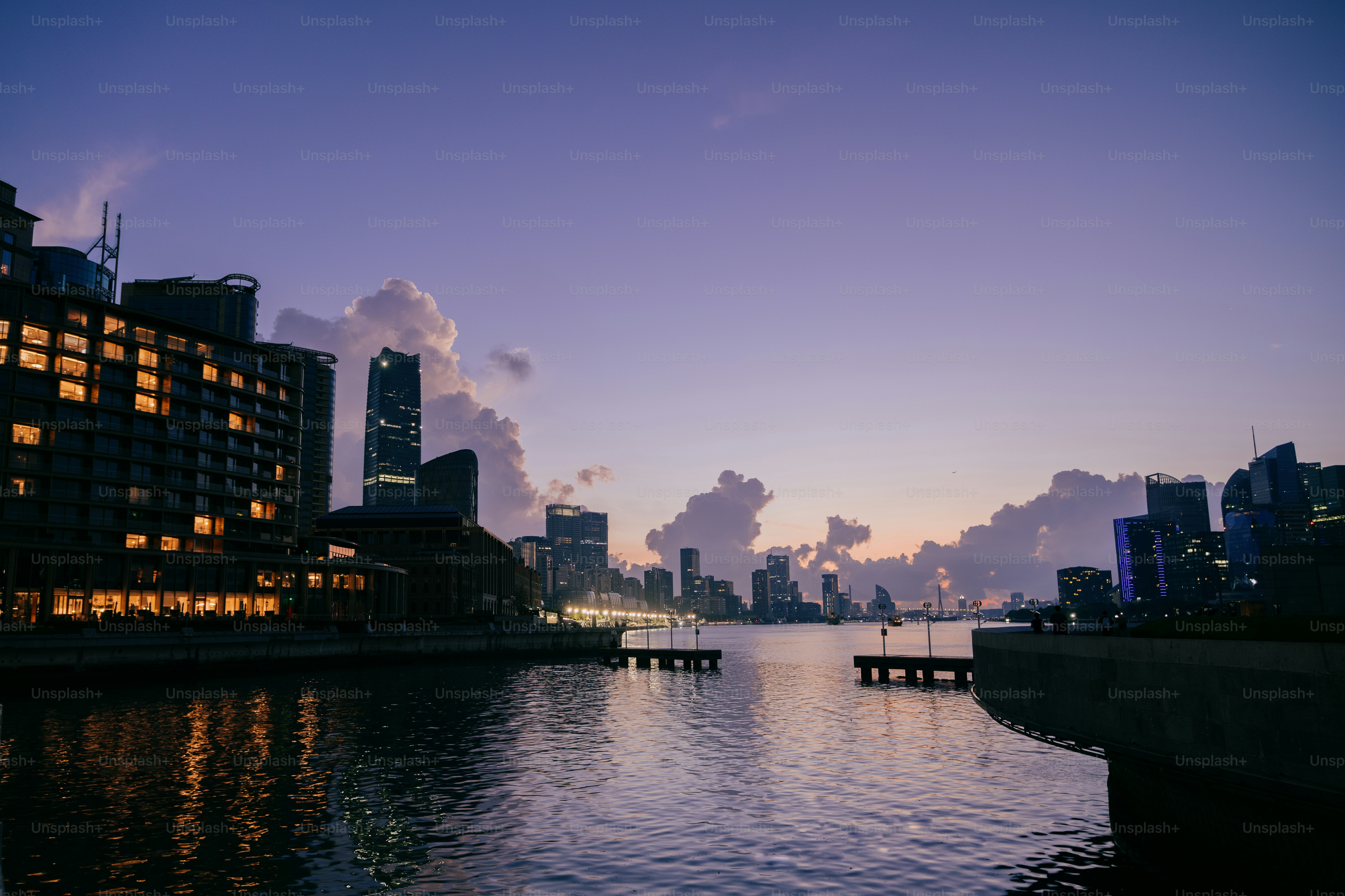 Un cuerpo de agua con edificios al fondo