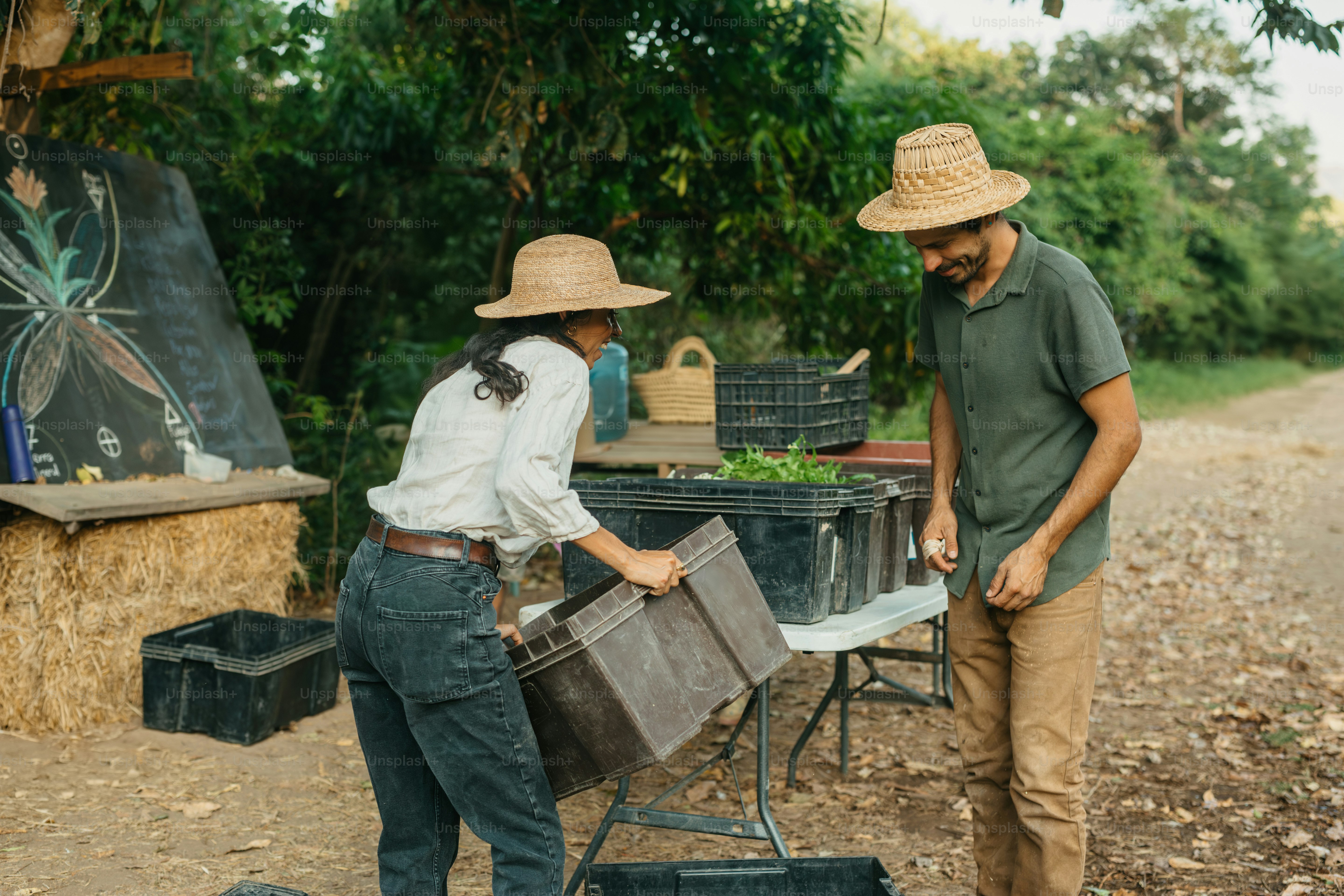 Ein paar Leute, die im Dreck stehen