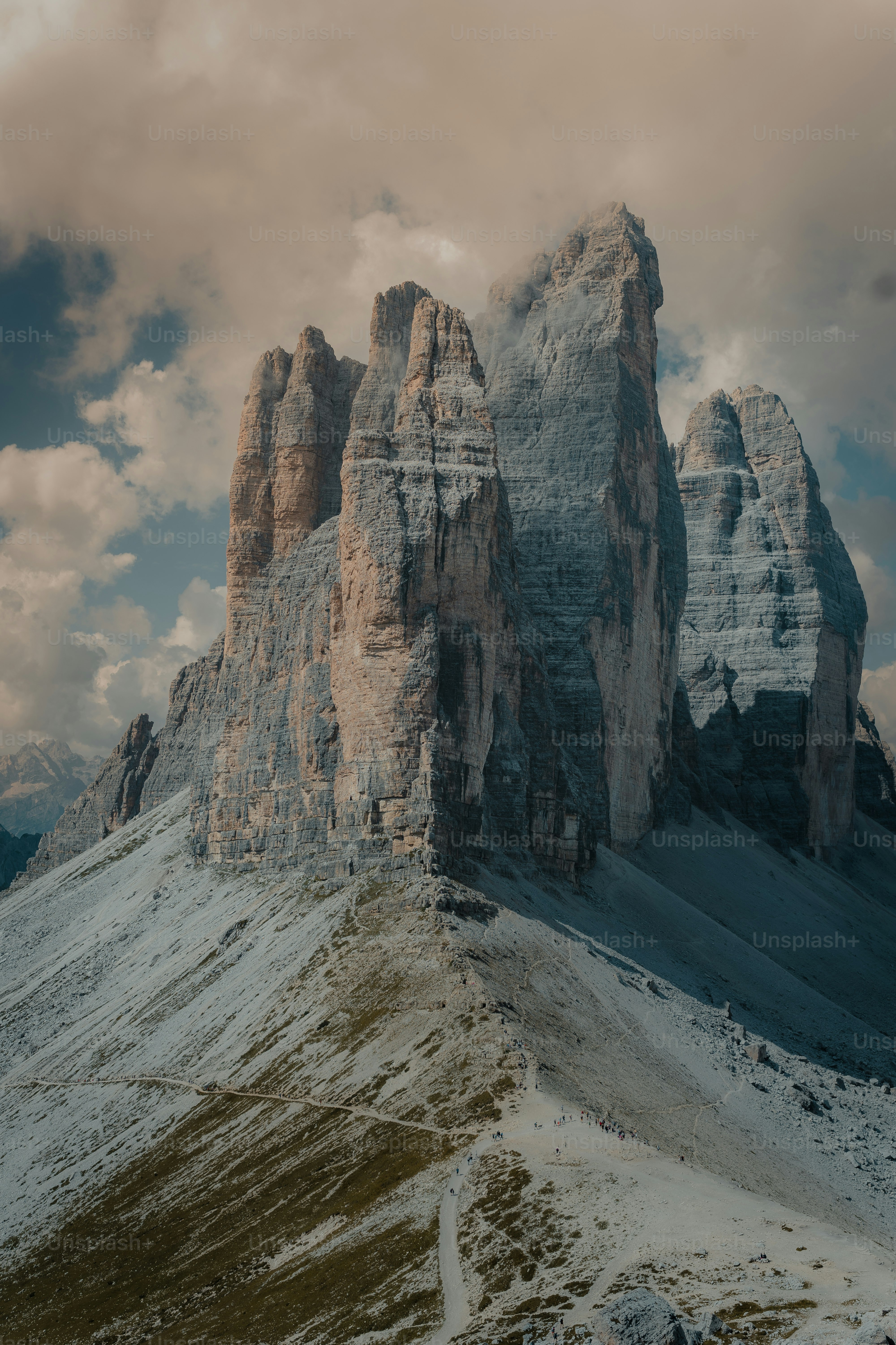 Un grupo de montañas con nieve