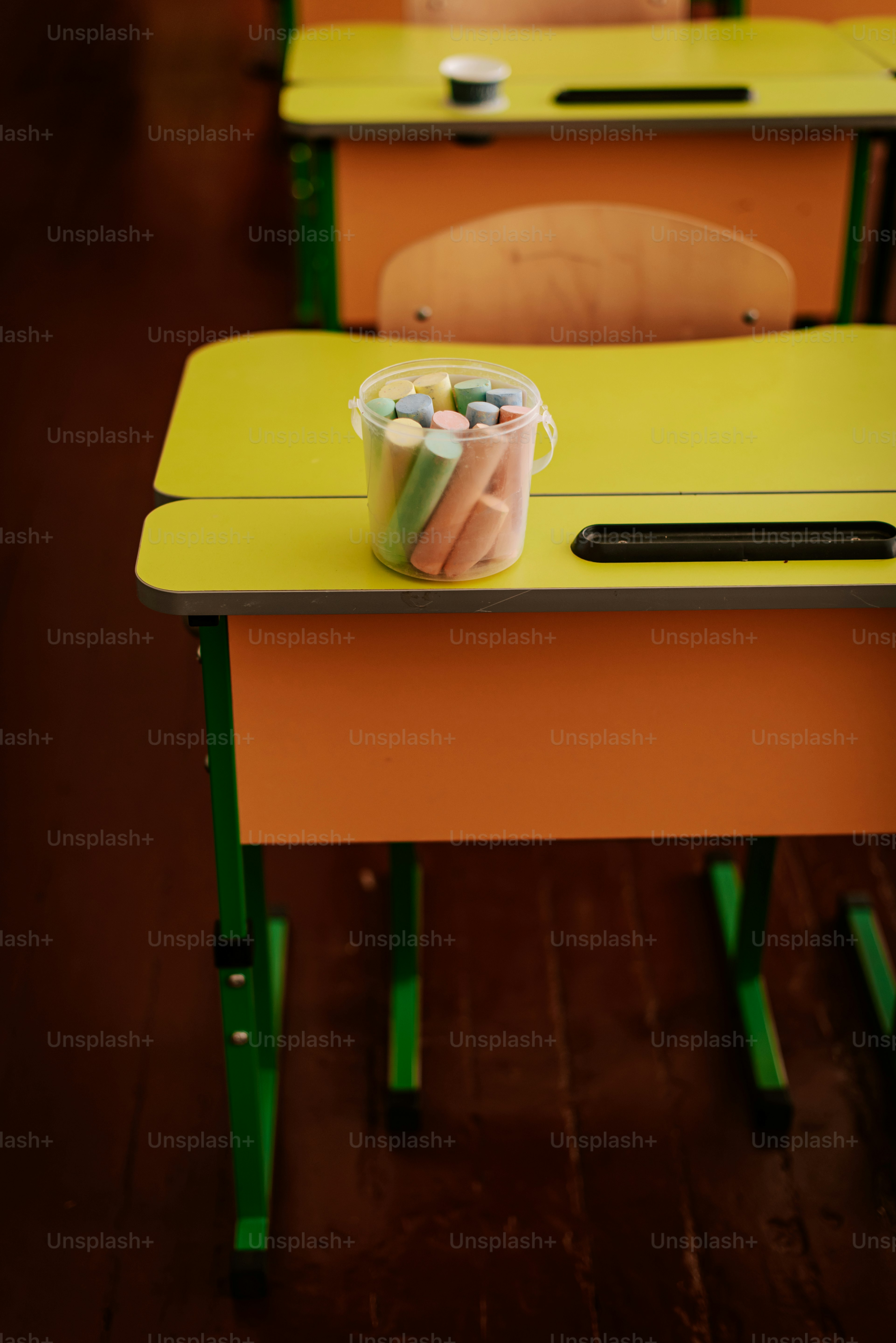 Una fila de escritorios con un teléfono celular encima