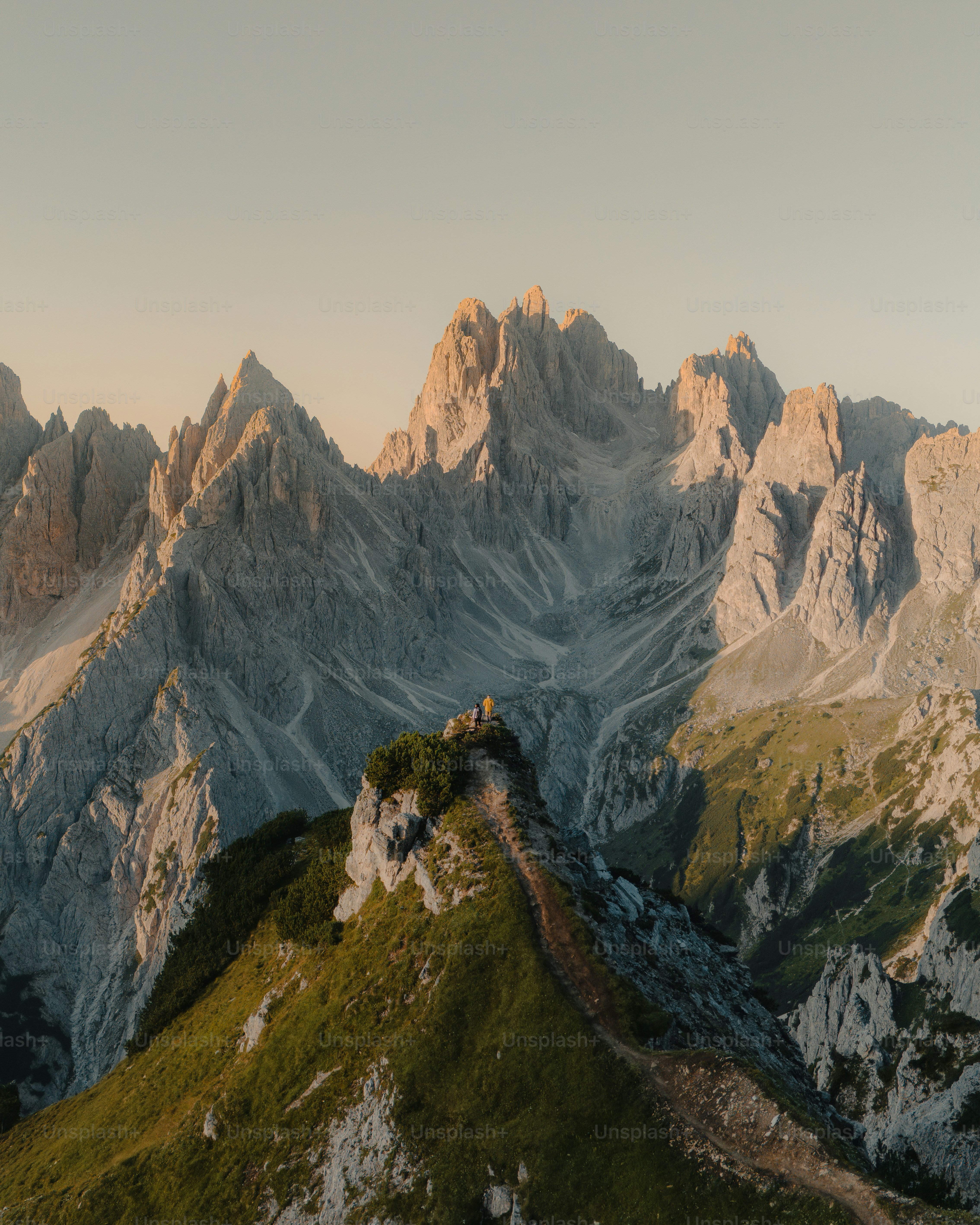 Uma vista das montanhas do topo de uma montanha