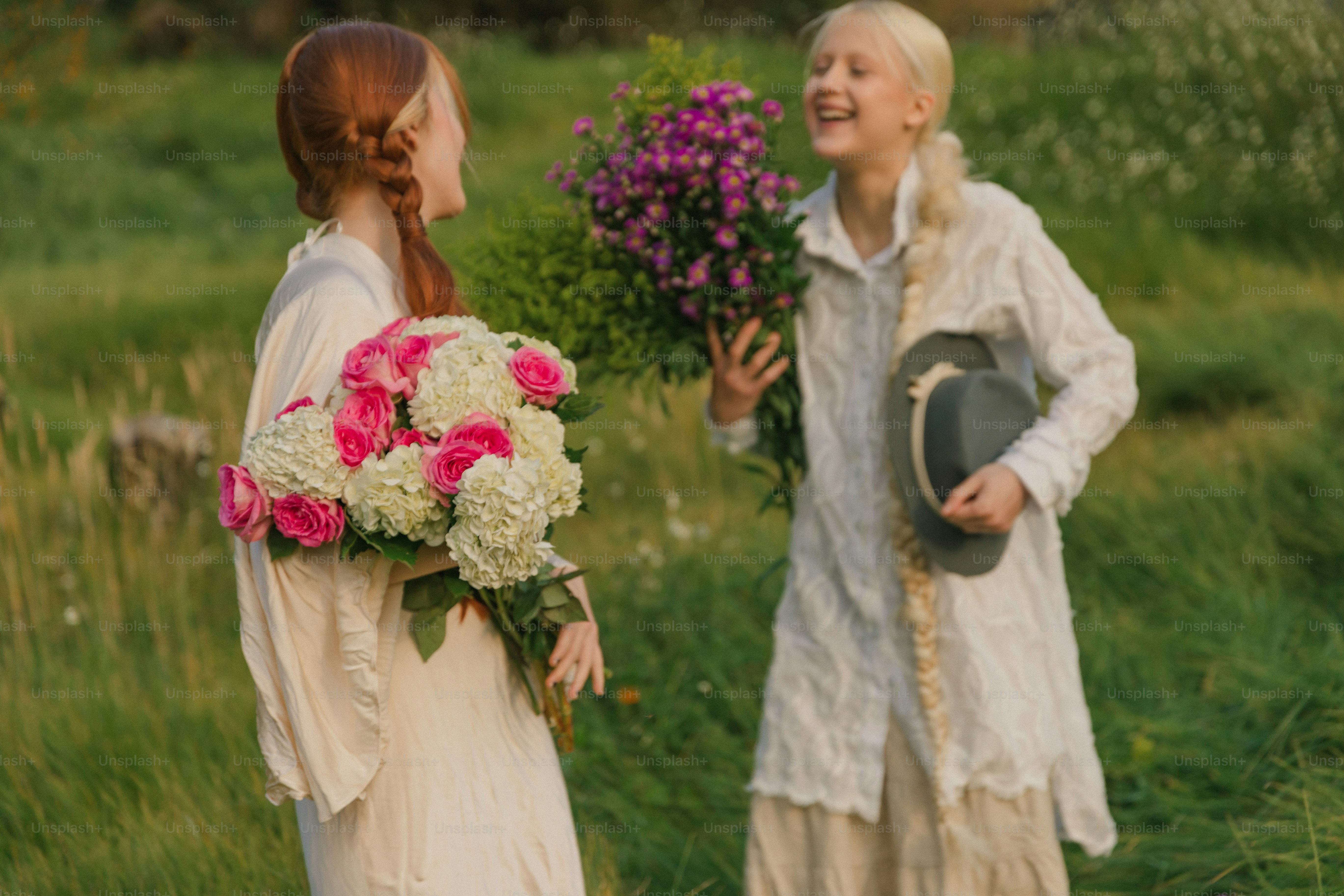 隣り合って立っている女性カップル