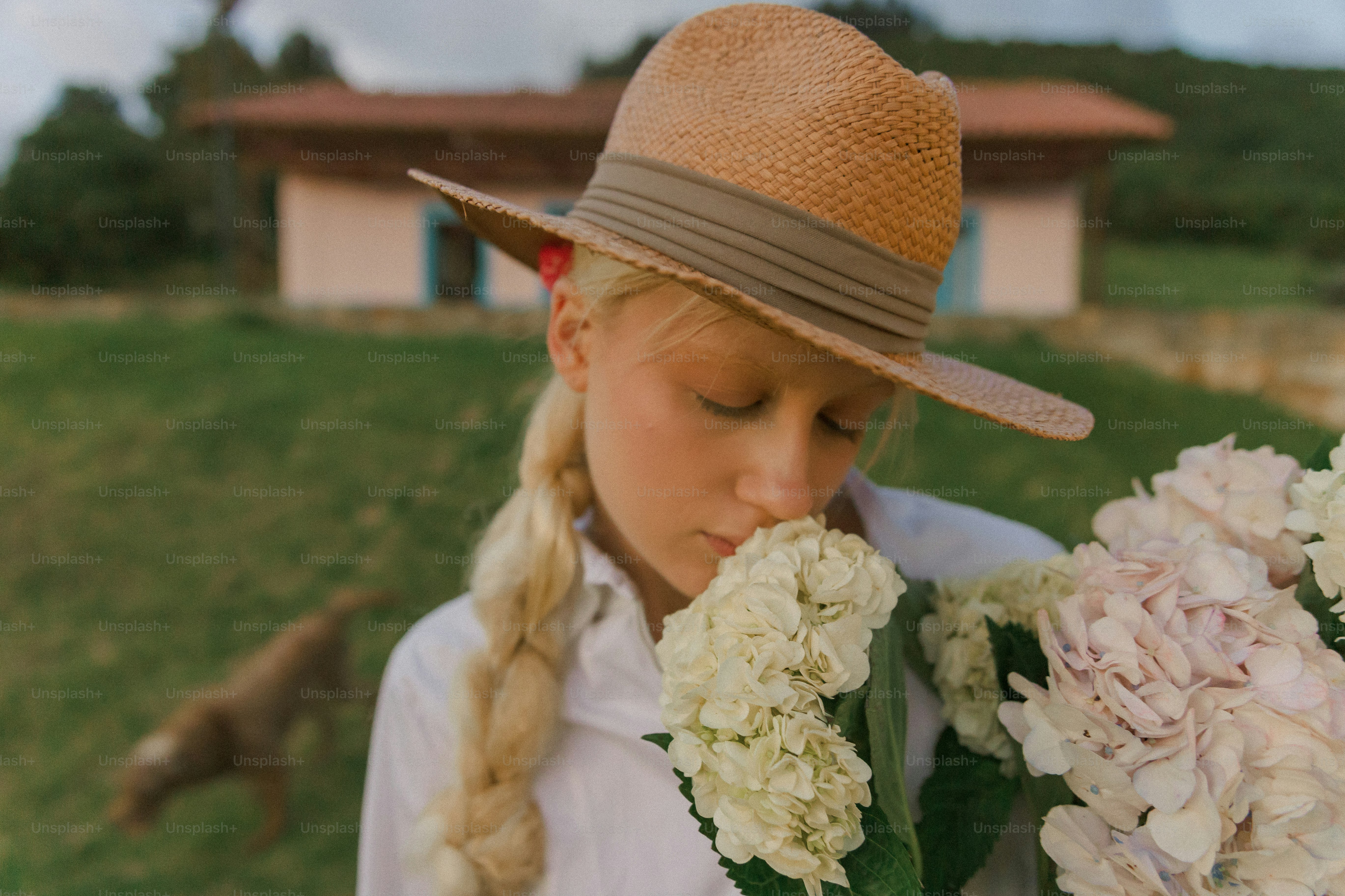 帽子をかぶり、花束を持つ少女
