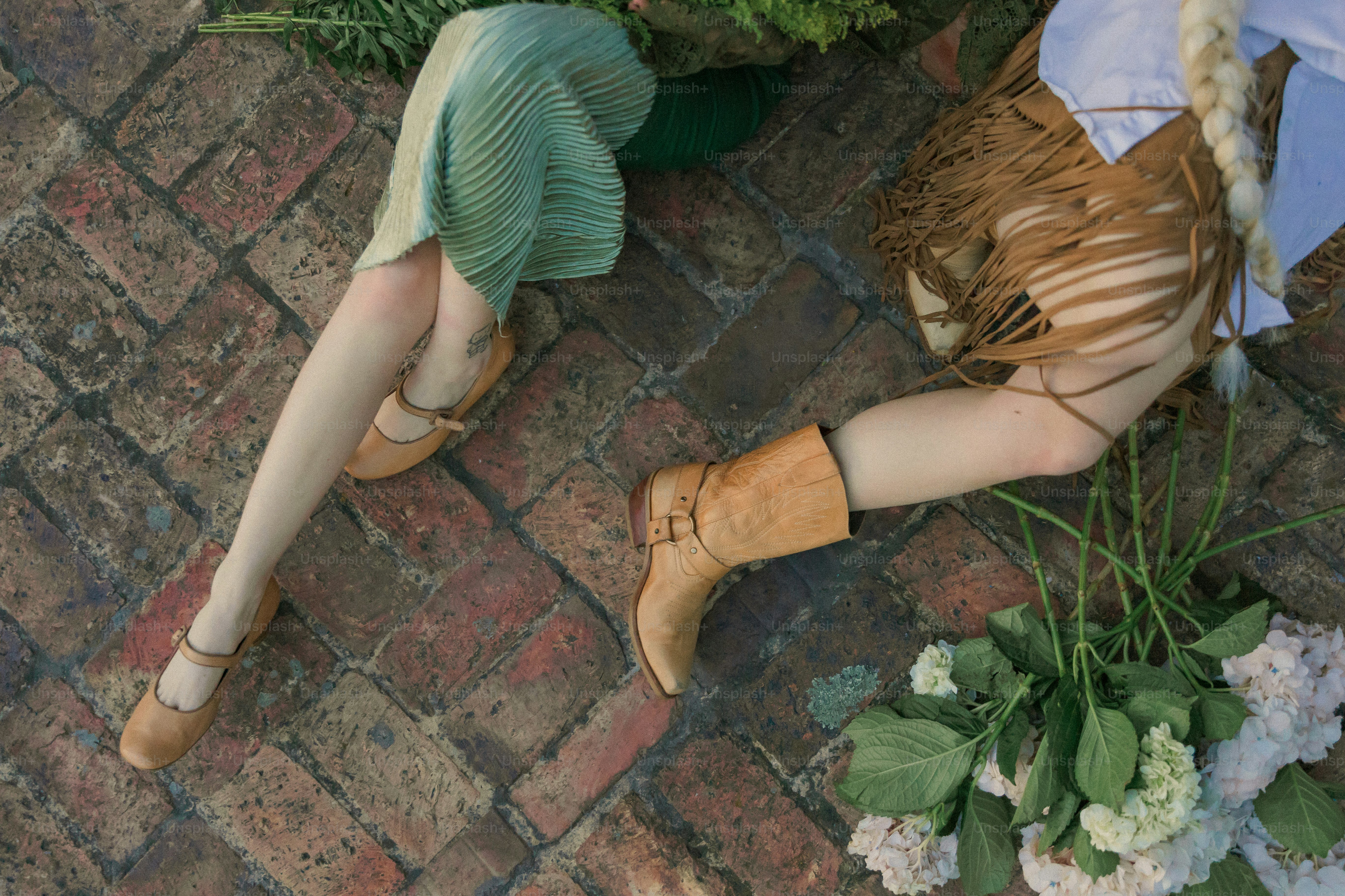 レンガの床の上に立っている数人の人々