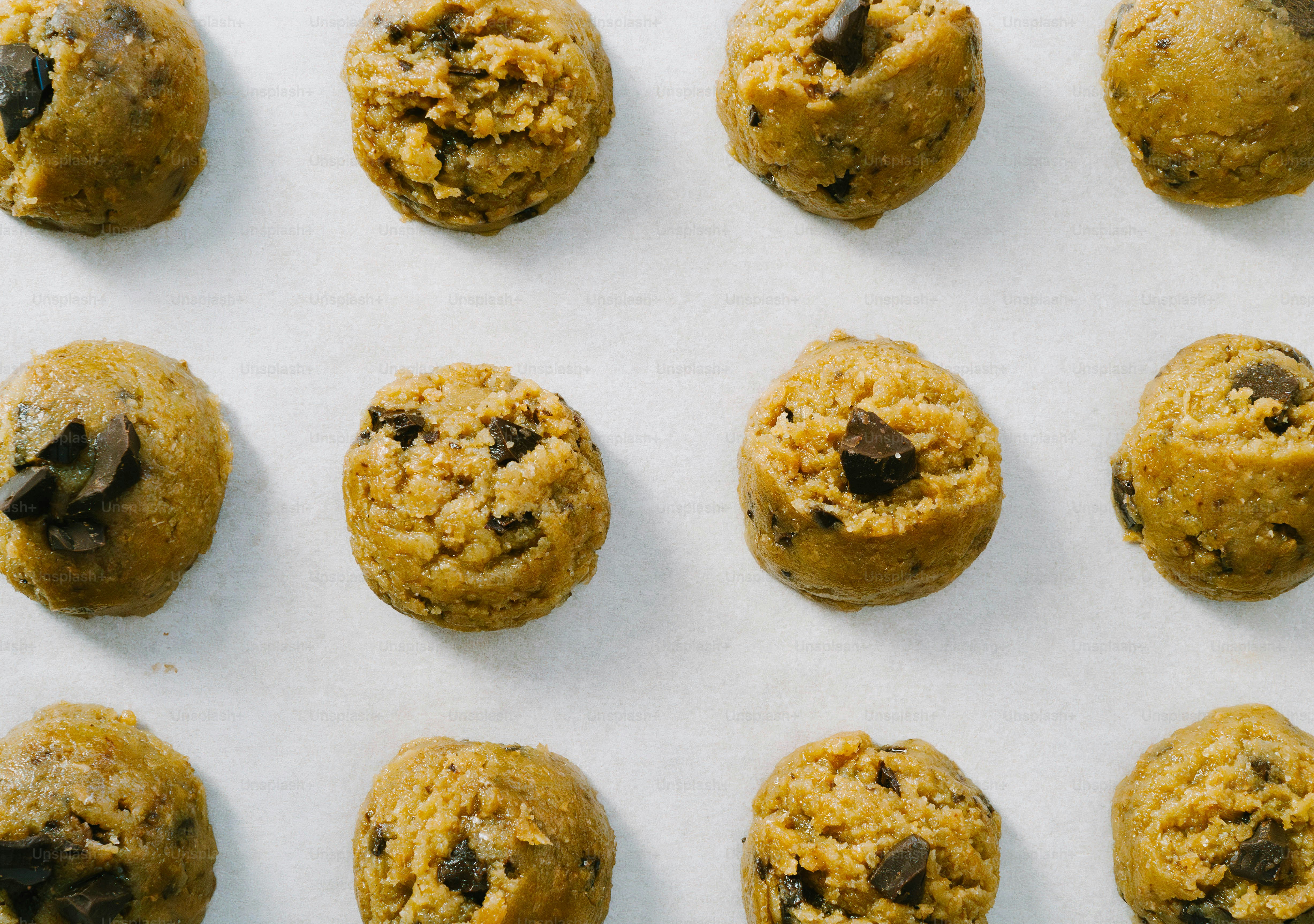 Uma assadeira com uma dúzia de biscoitos de chocolate