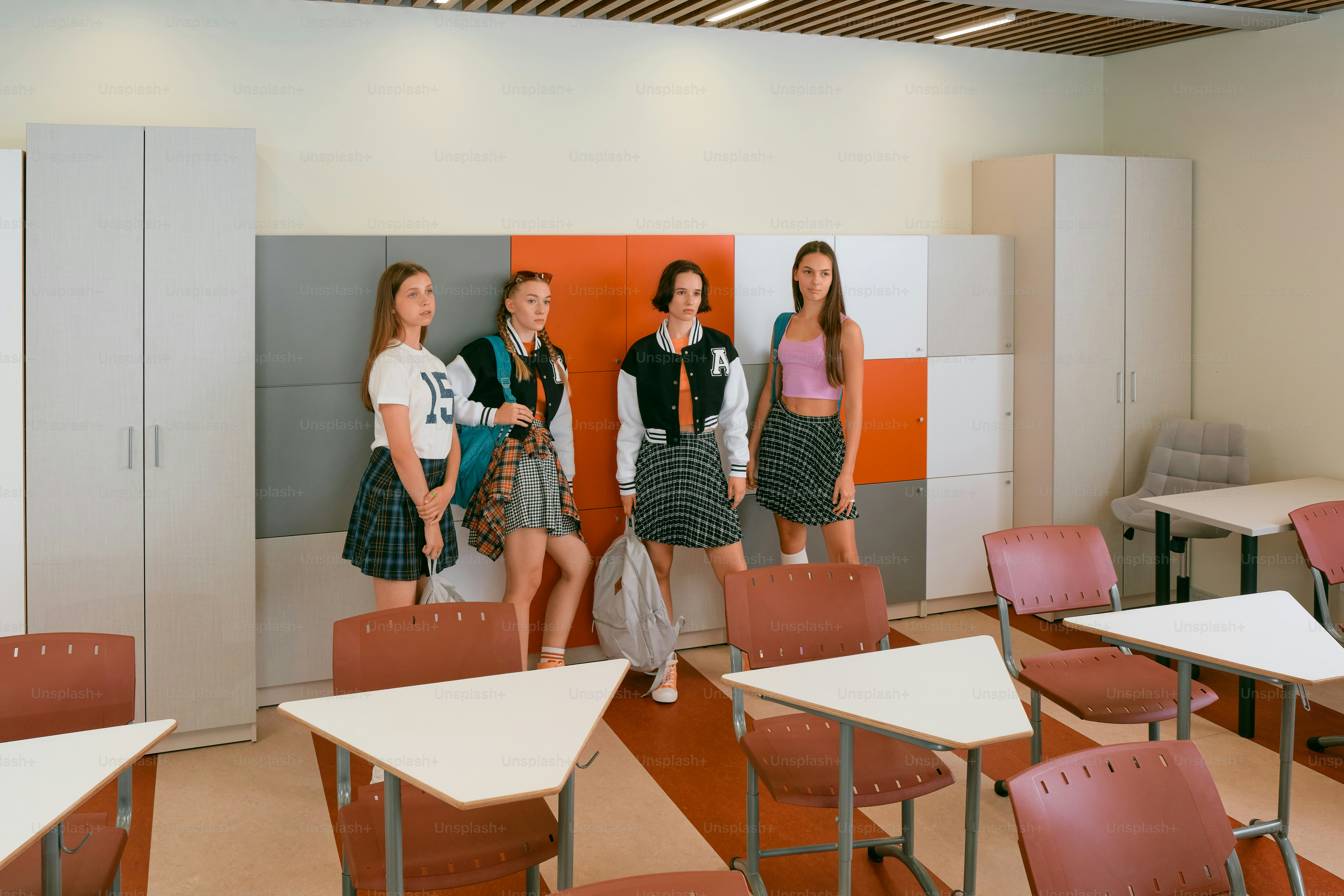um, grupo, de, mulheres jovens, ficar, em, um, sala aula