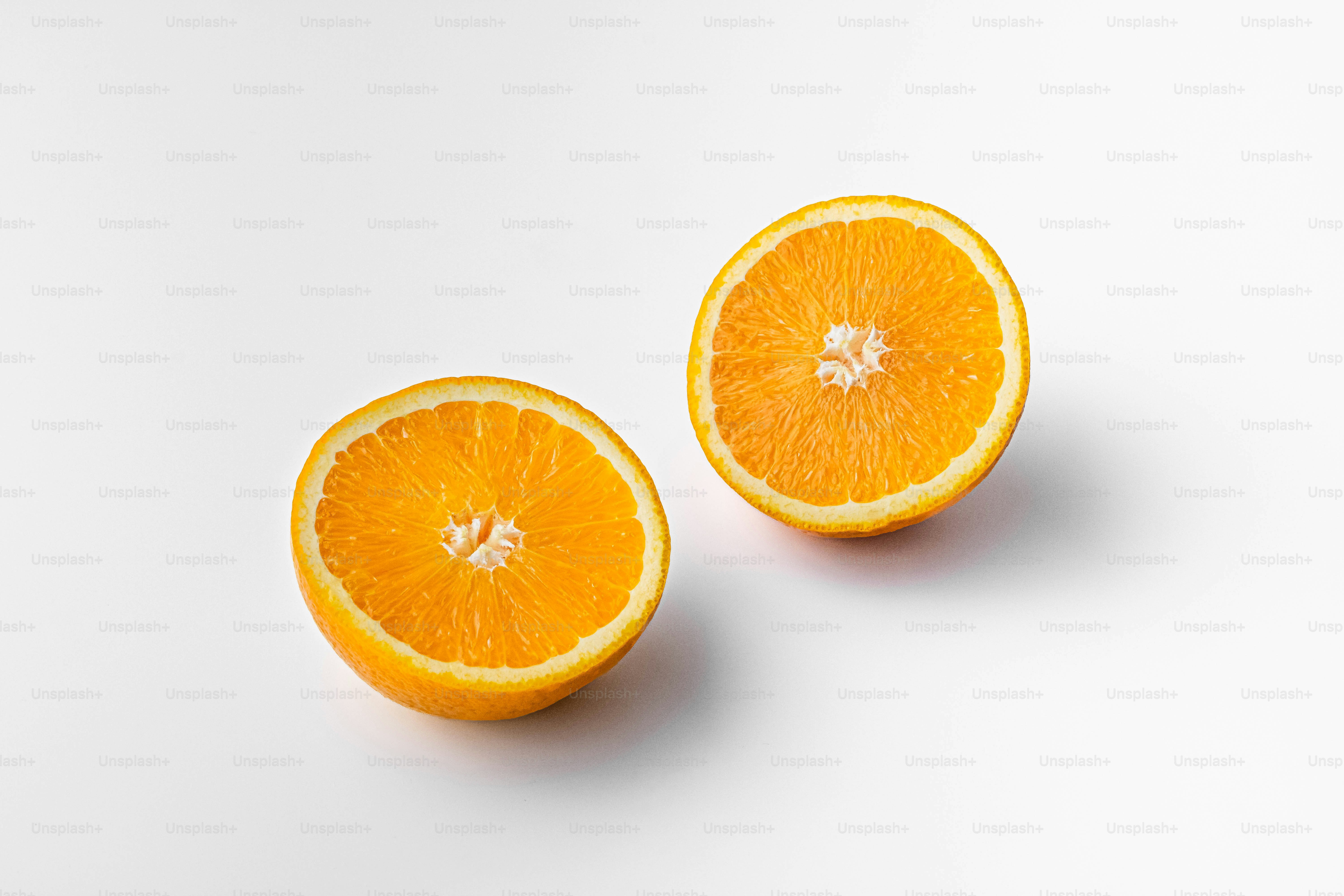 白い背景にオレンジの2つの半分の写真 – Unsplashの食べ物の画像, image size:3000x2000