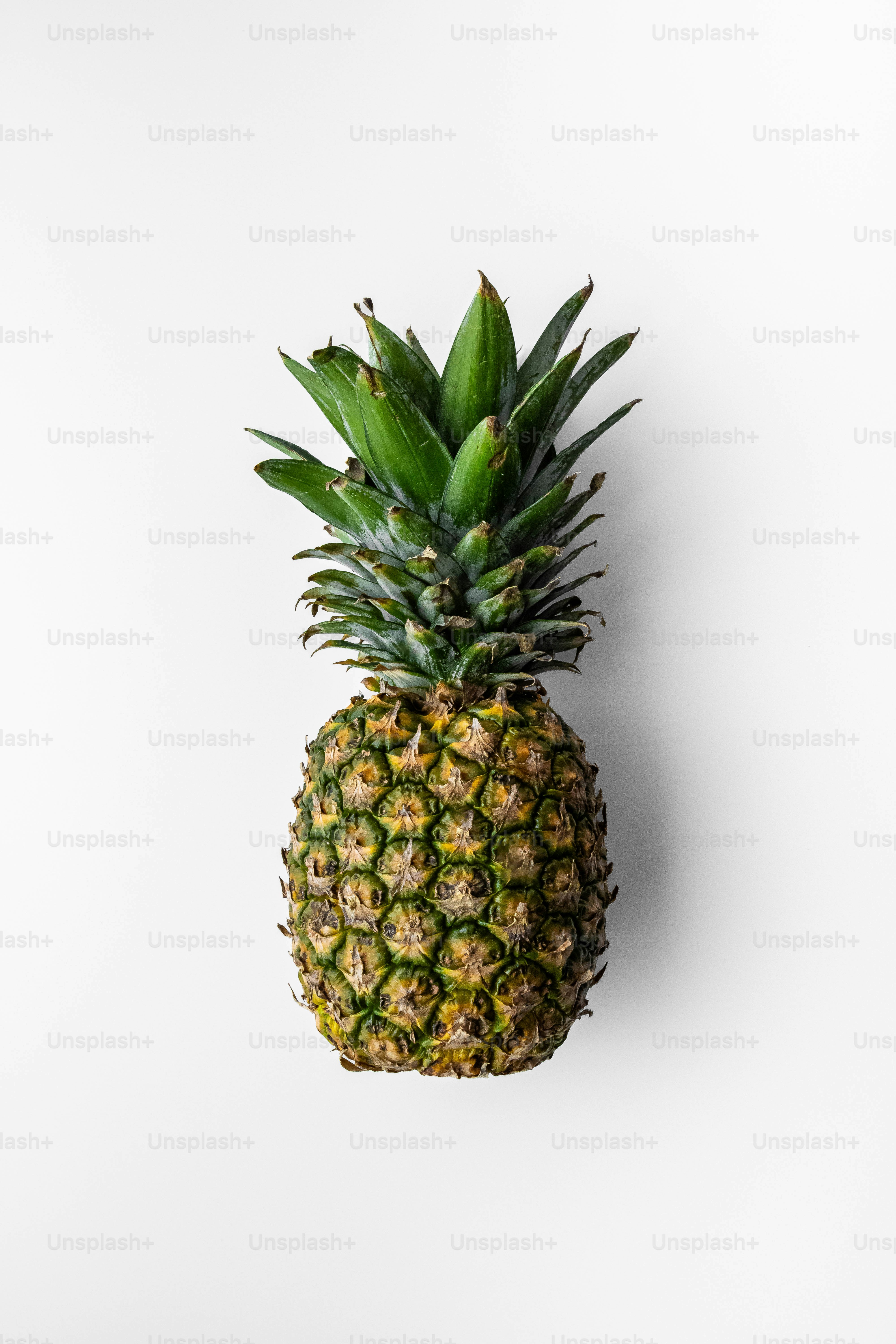 白い壁に吊るされたパイナップル