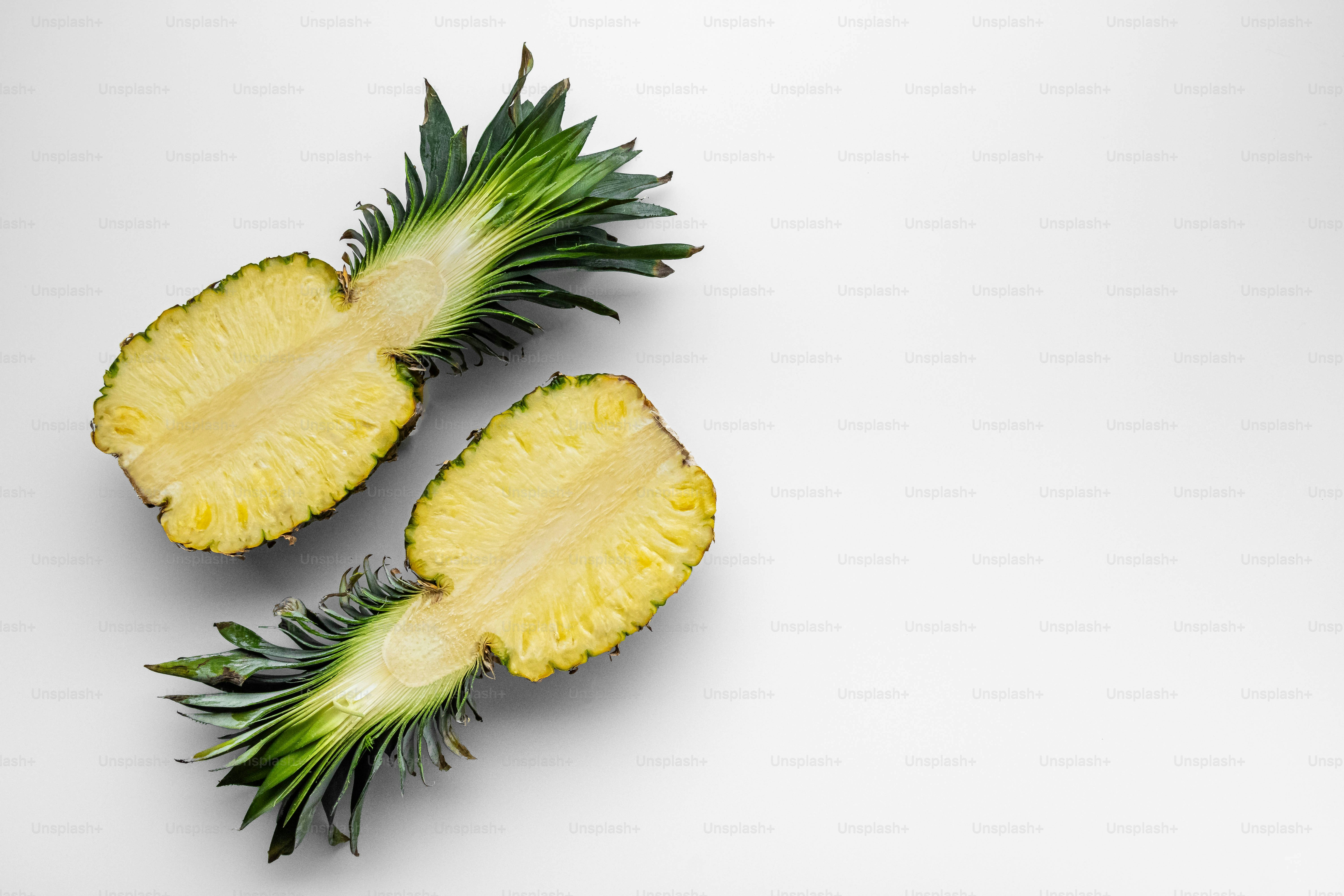 Zwei Ananasstücke, die übereinander liegen