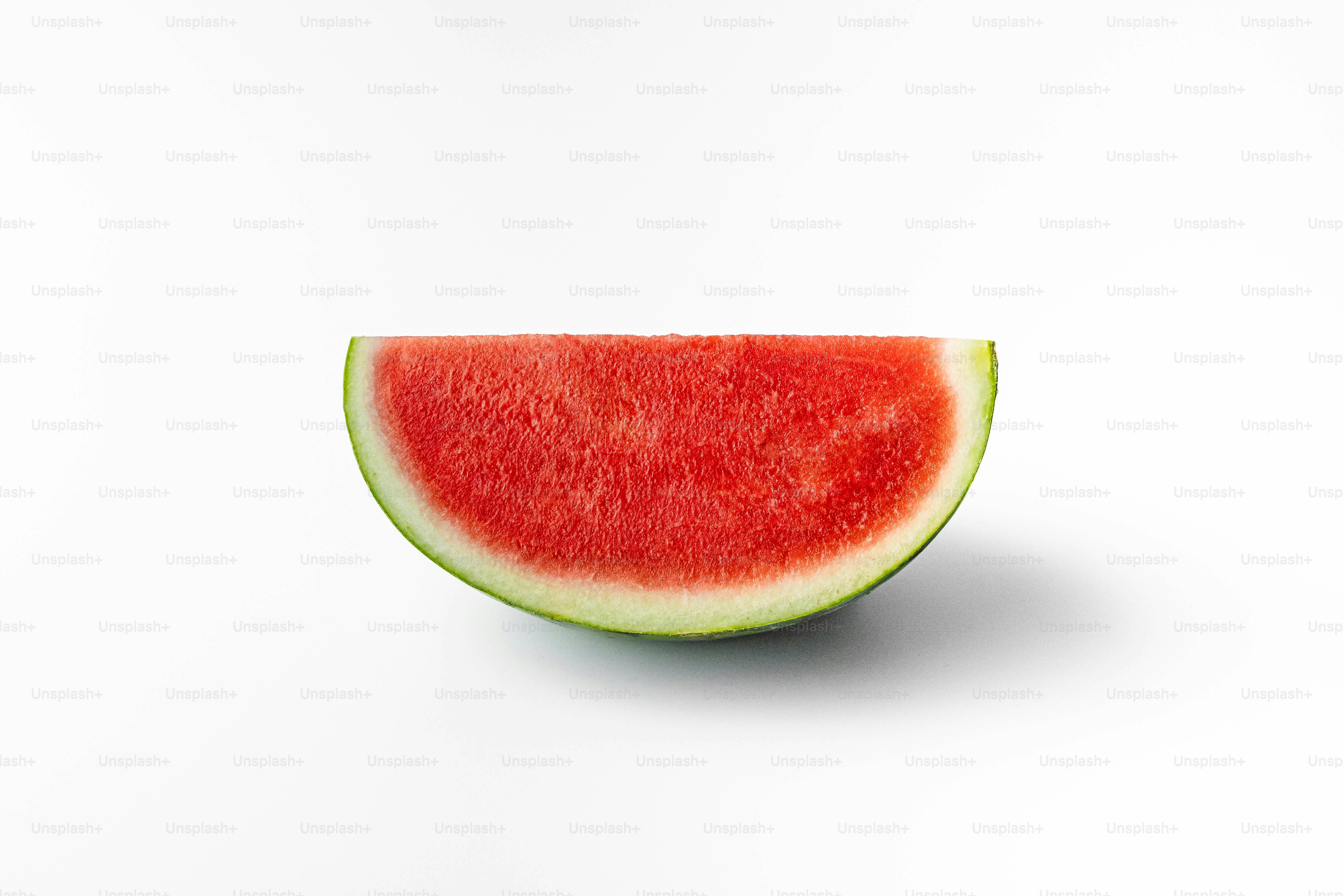 Eine Scheibe Wassermelone auf weißem Hintergrund