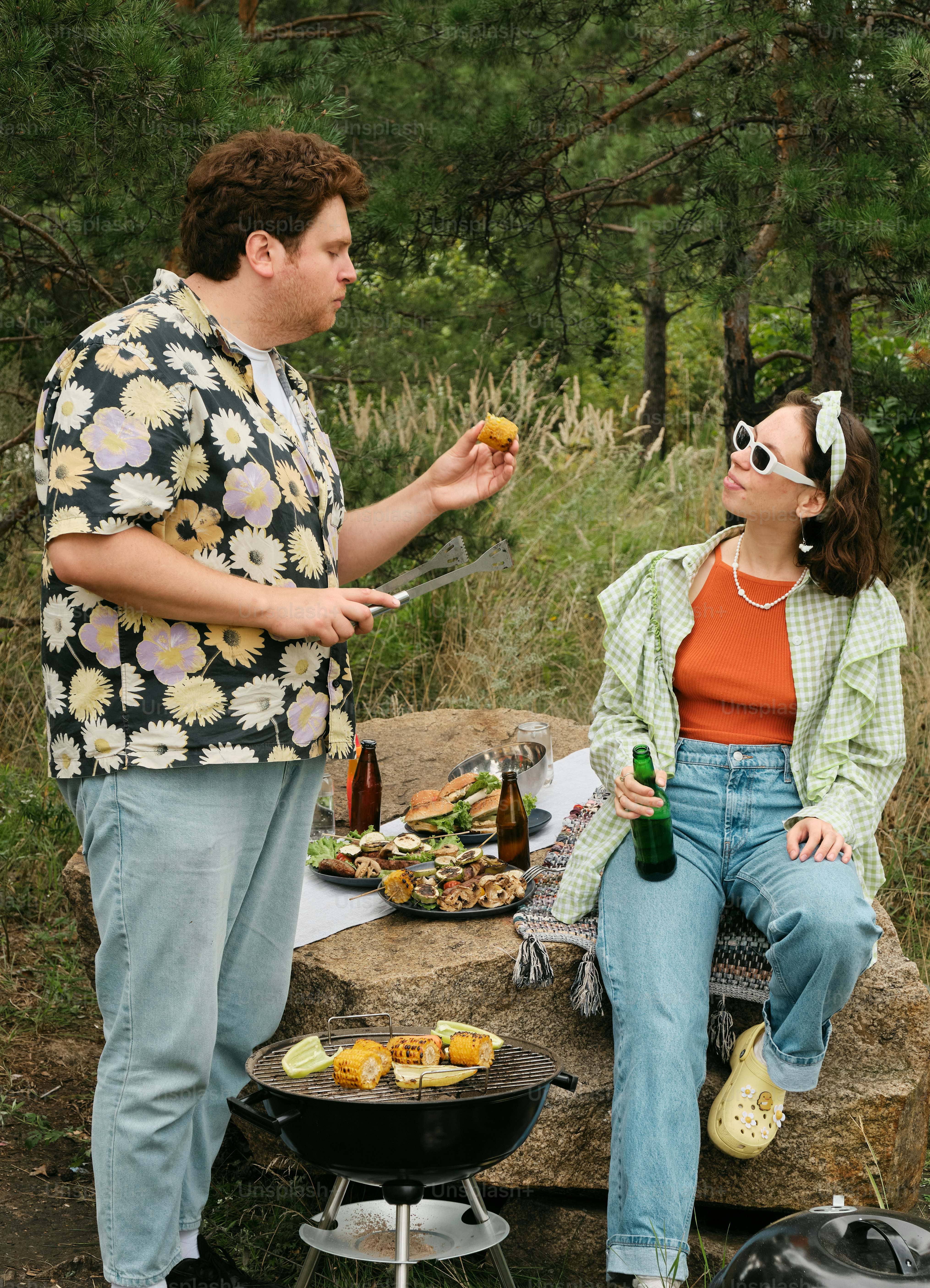 ピクニックをしている男女