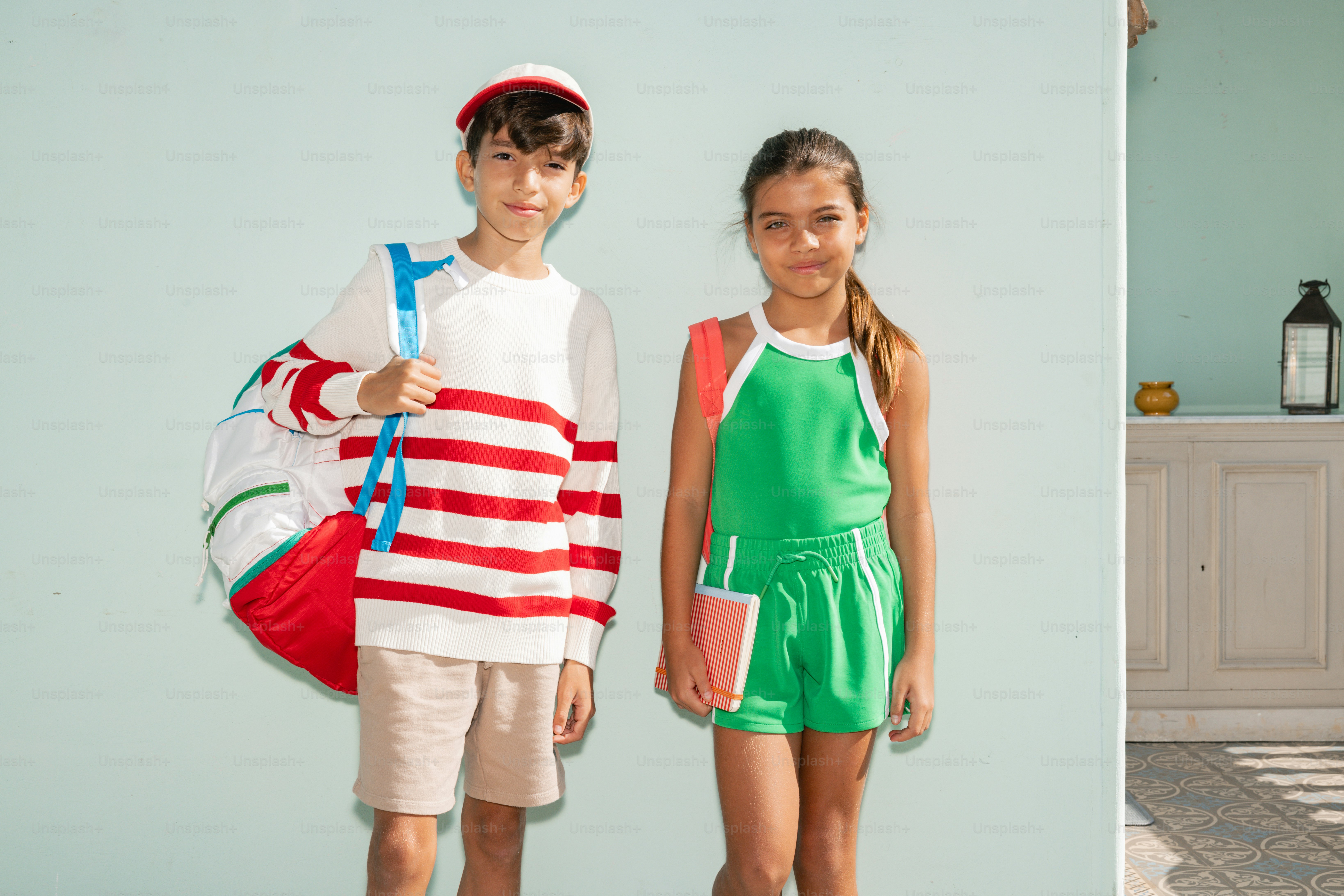 Um menino e uma menina em pé um ao lado do outro