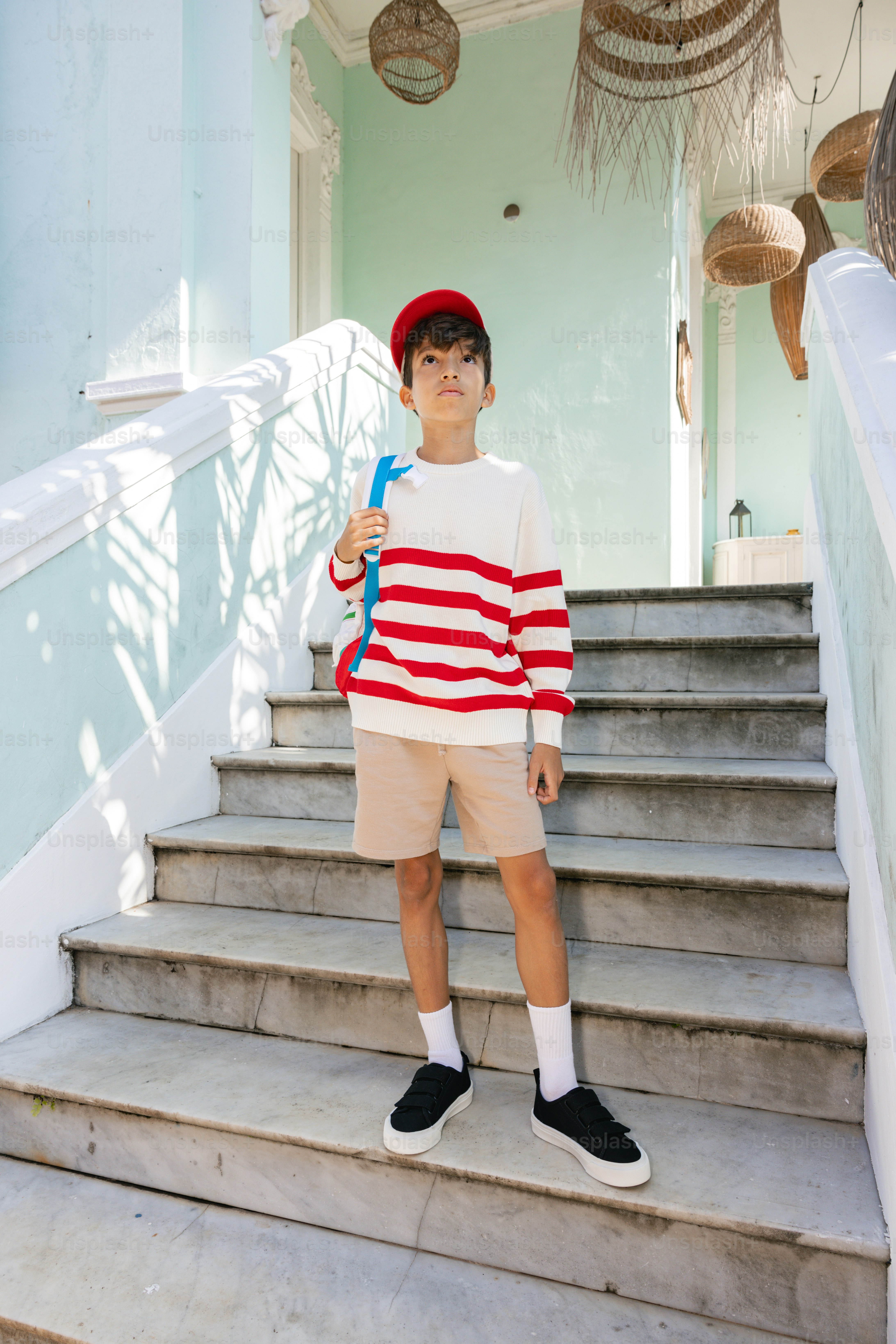 階段の上に立つ少年