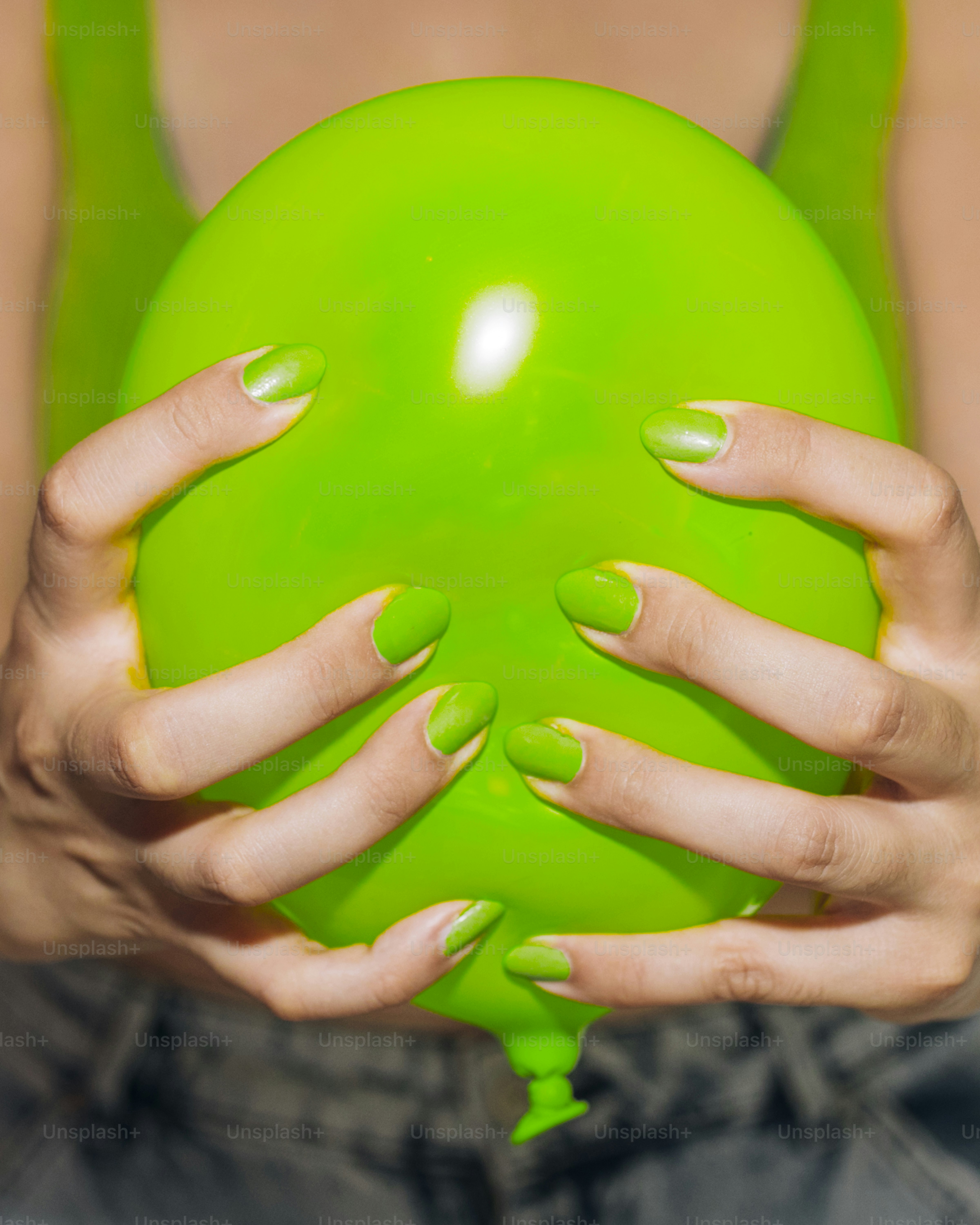 Uma mulher segurando uma bola verde nas mãos