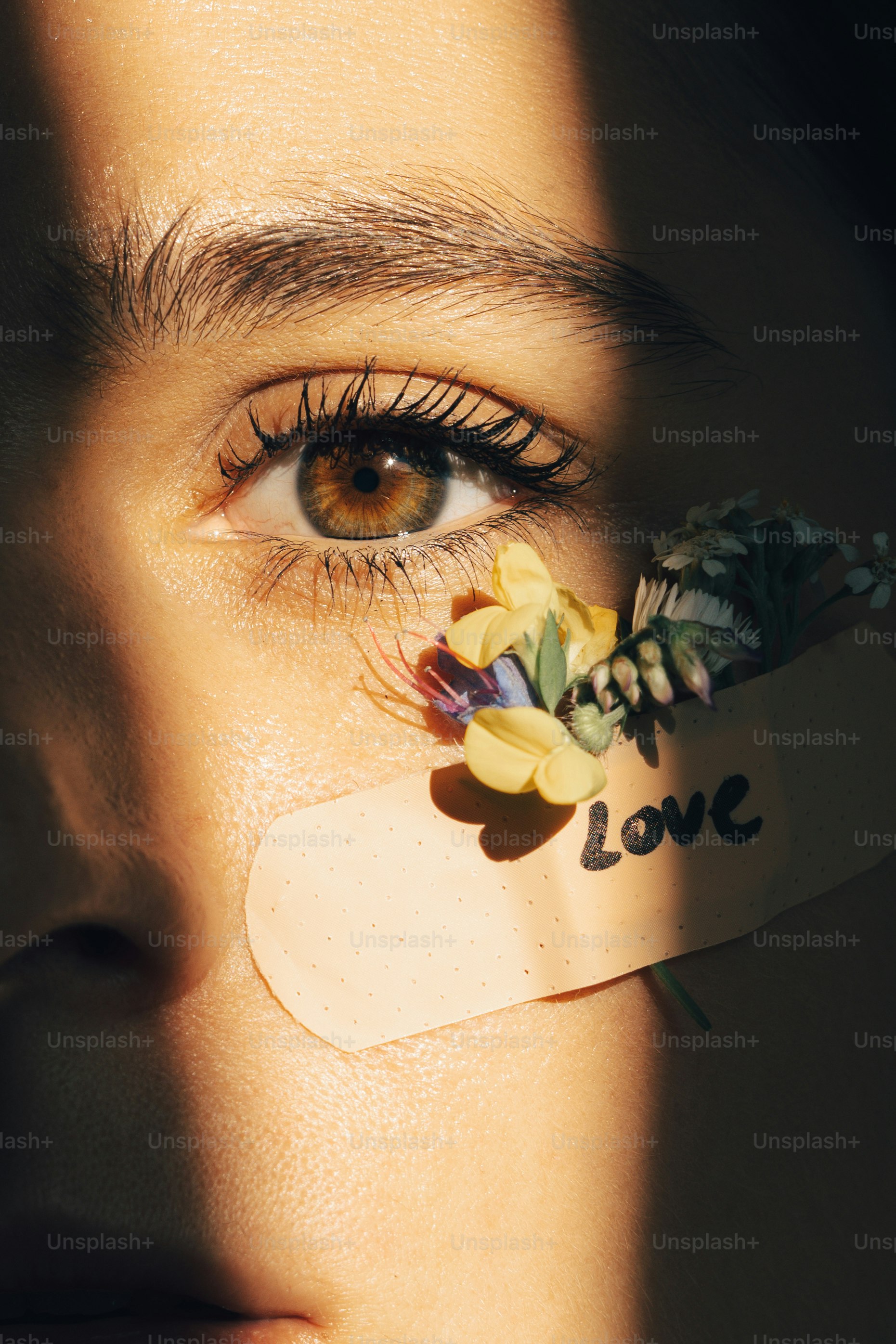 目に花を乗せた人物の接写