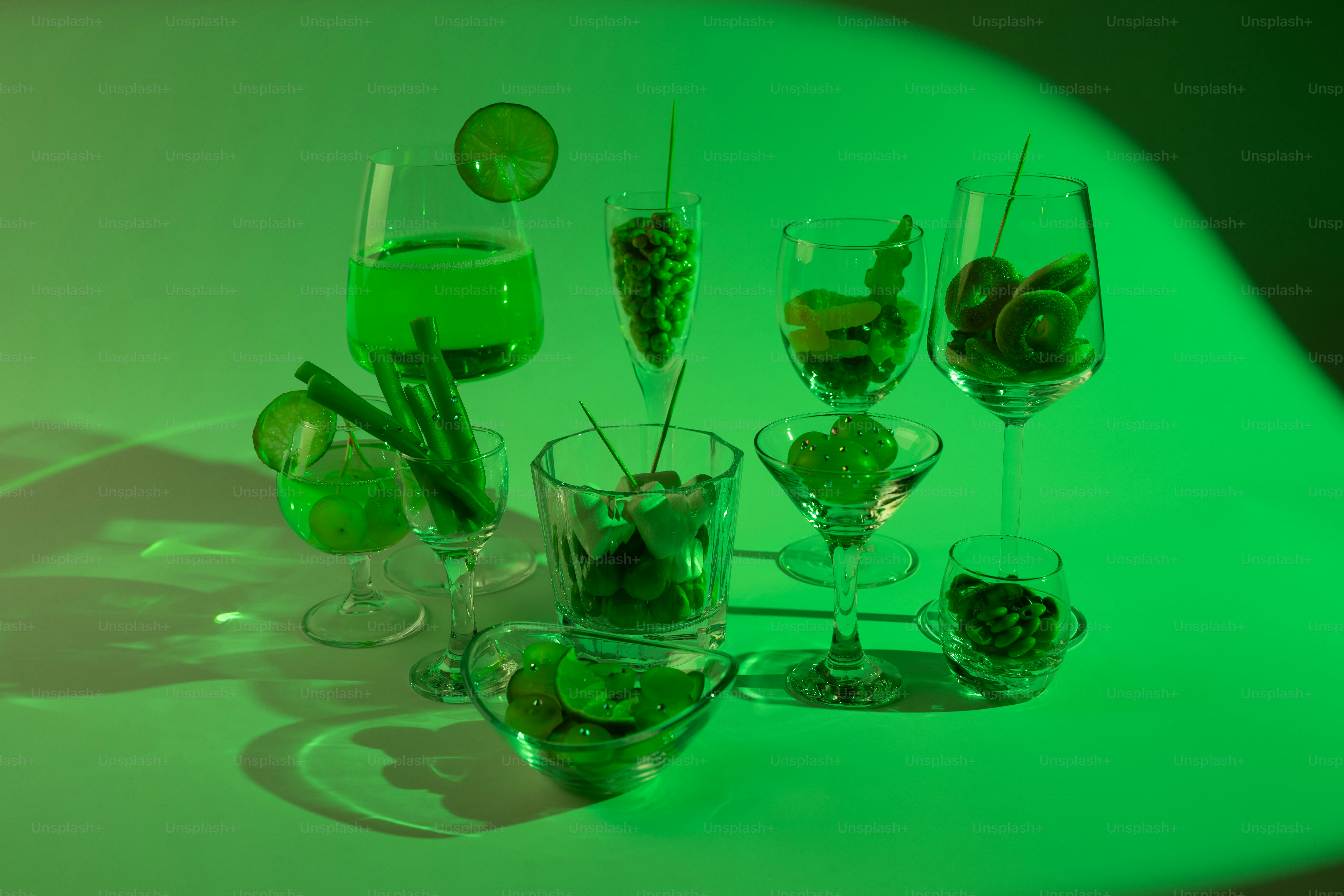 Ein Tisch mit Gläsern, die mit grüner Flüssigkeit gefüllt sind