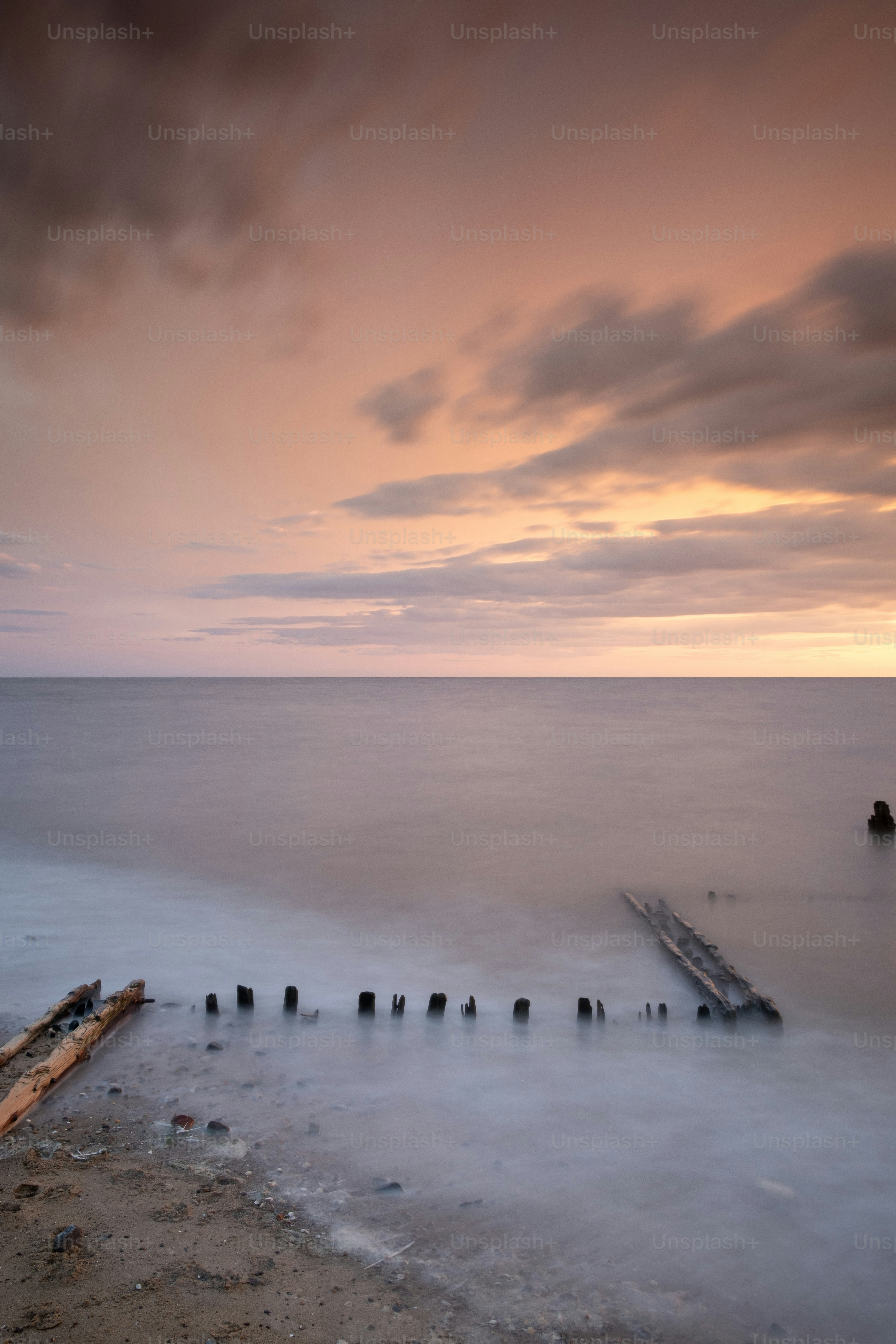 Ein Langzeitbelichtungsfoto eines Strandes bei Sonnenuntergang