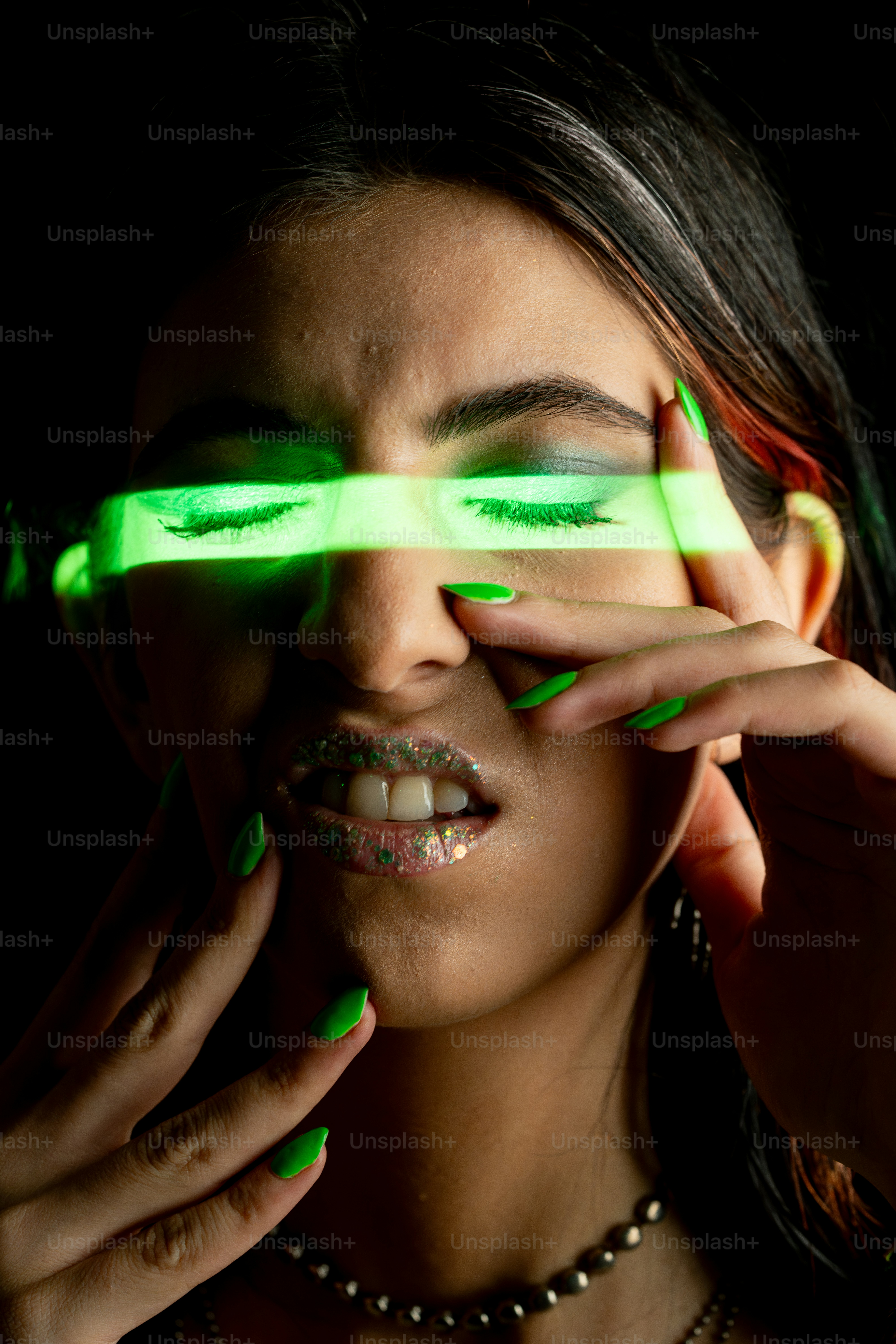 Eine Frau, die sich eine grüne Brille über die Augen hält