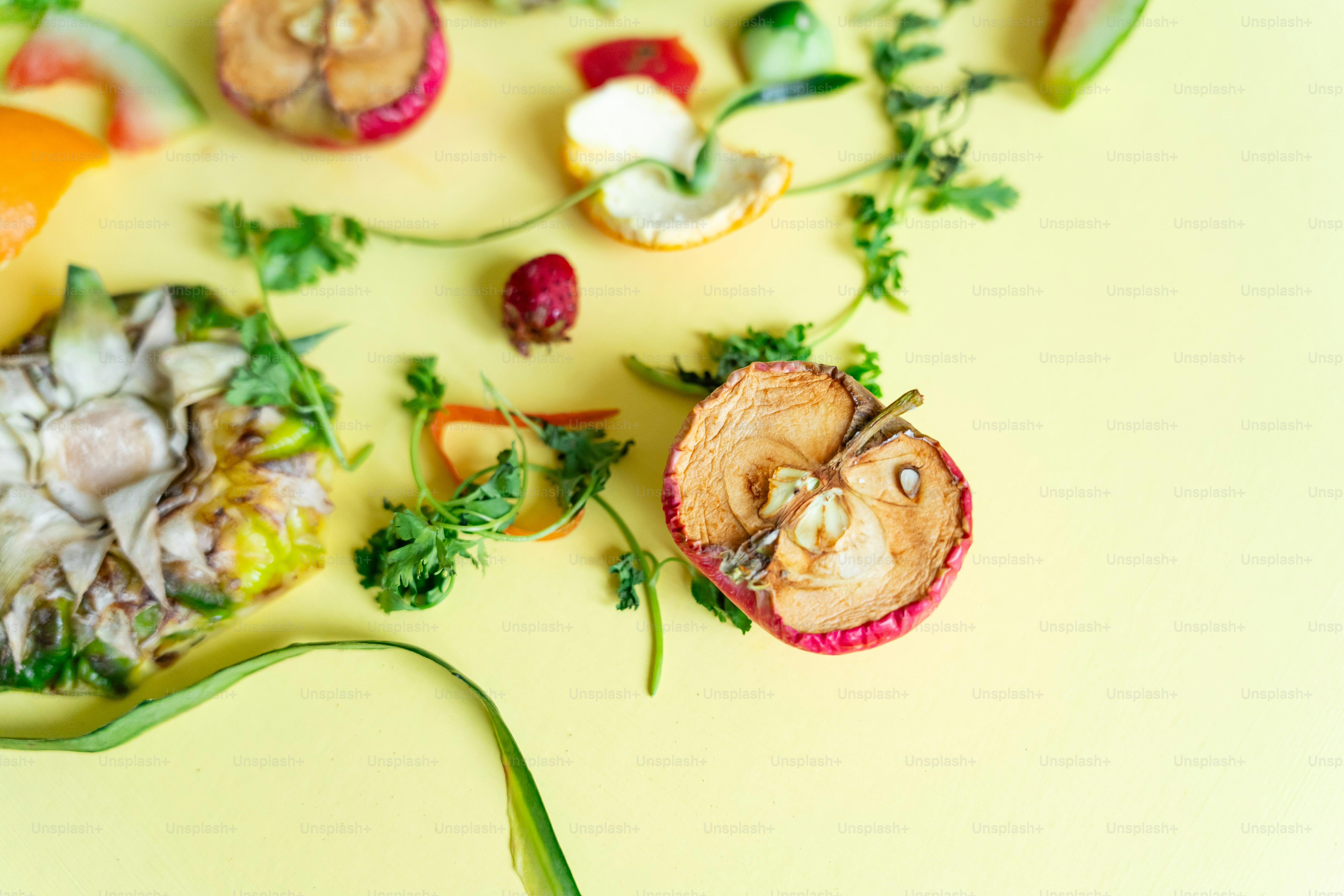 Una imagen de un árbol hecho de frutas y verduras