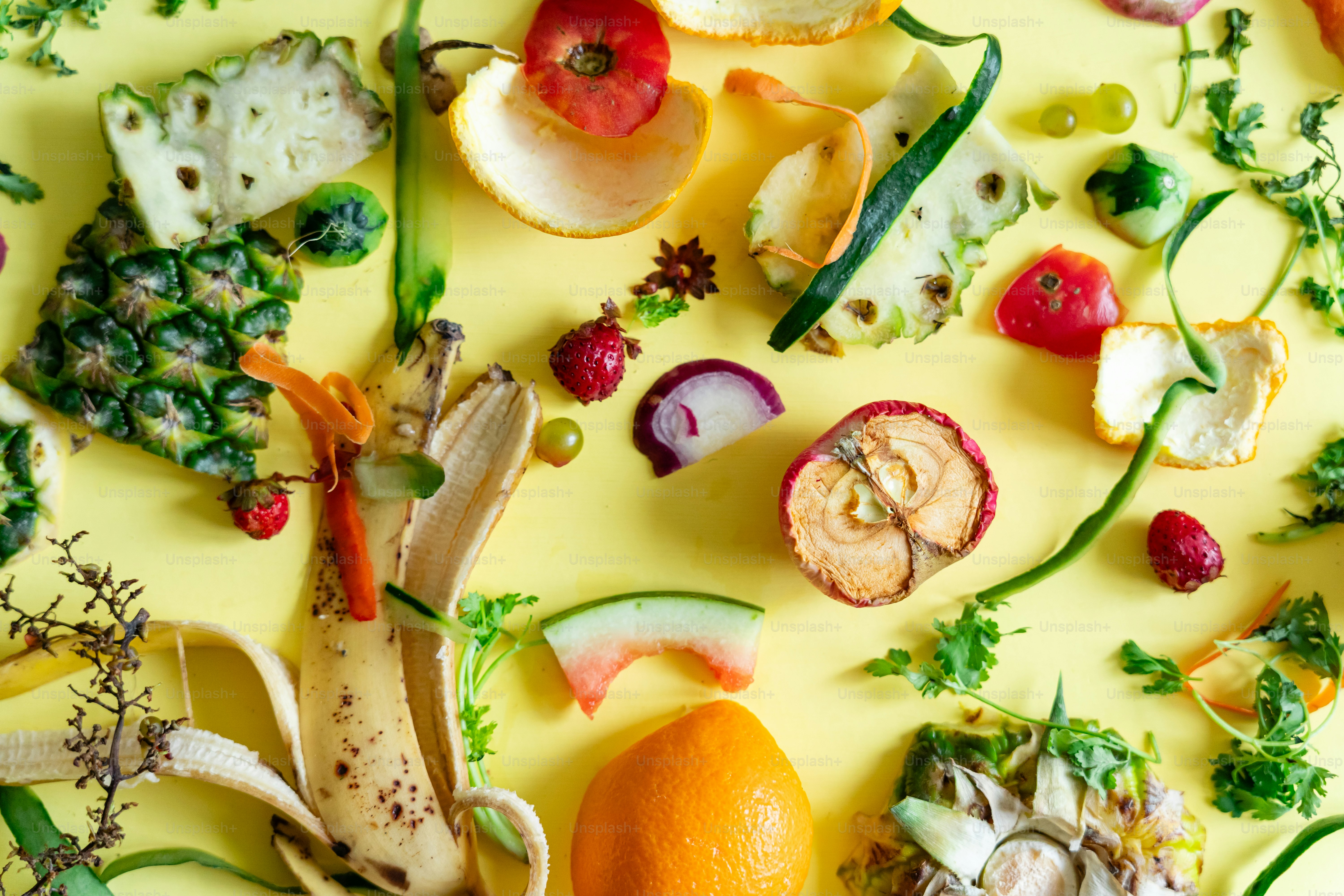 Eine Vielzahl von Obst und Gemüse auf gelber Oberfläche