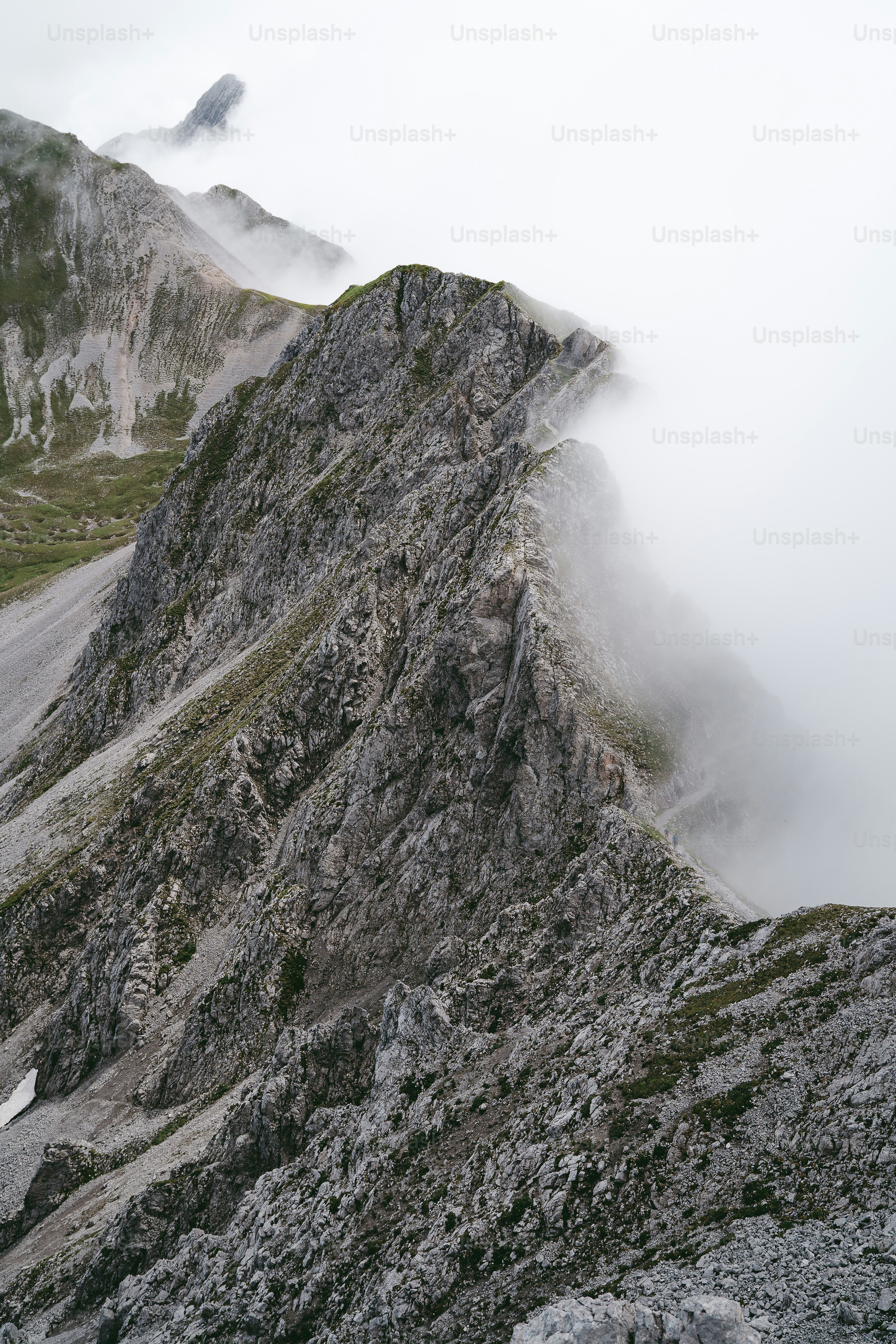 바위산 꼭대기에 서 있는 사람