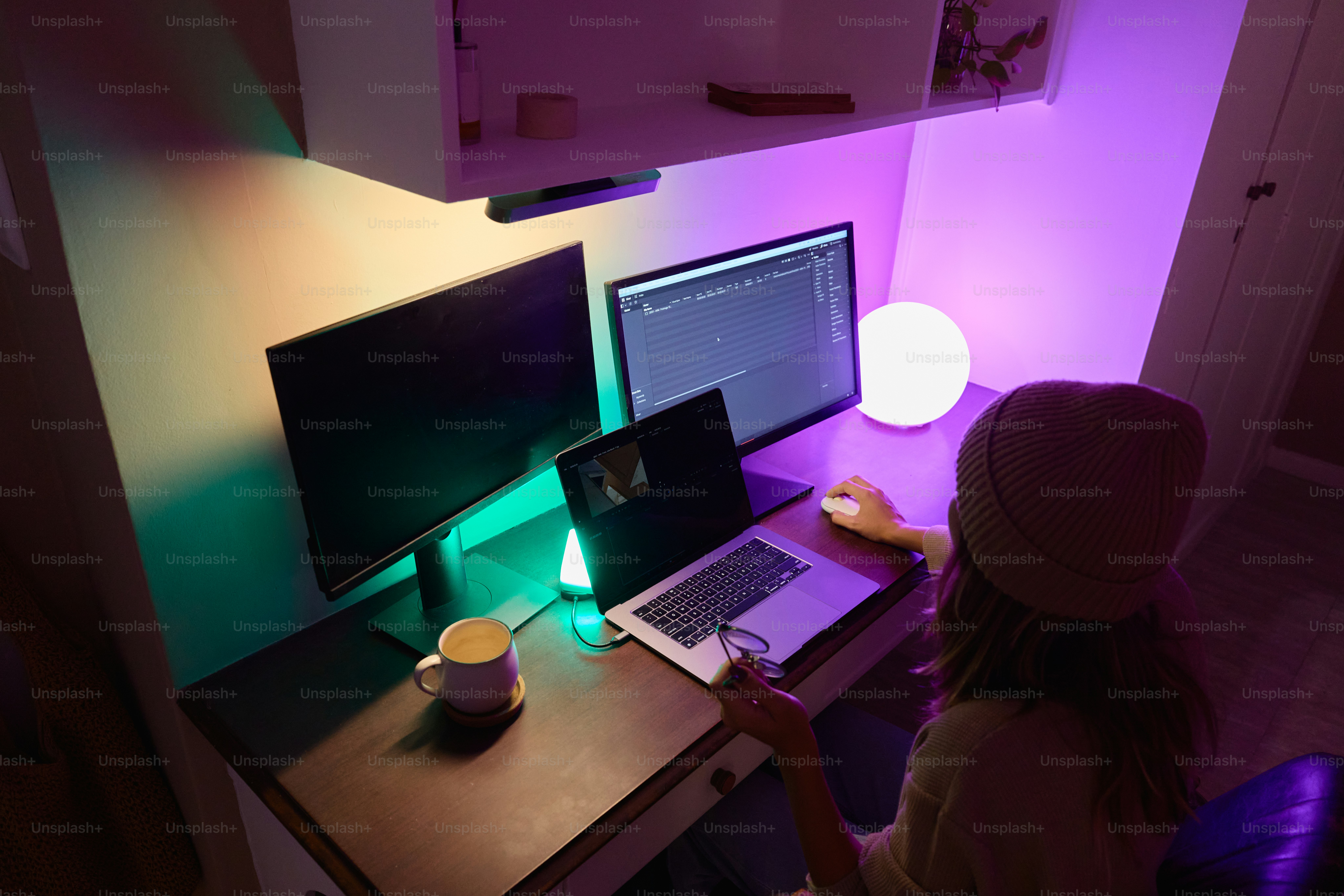 A person sitting at a desk with a computer photo – Video editor Image ...