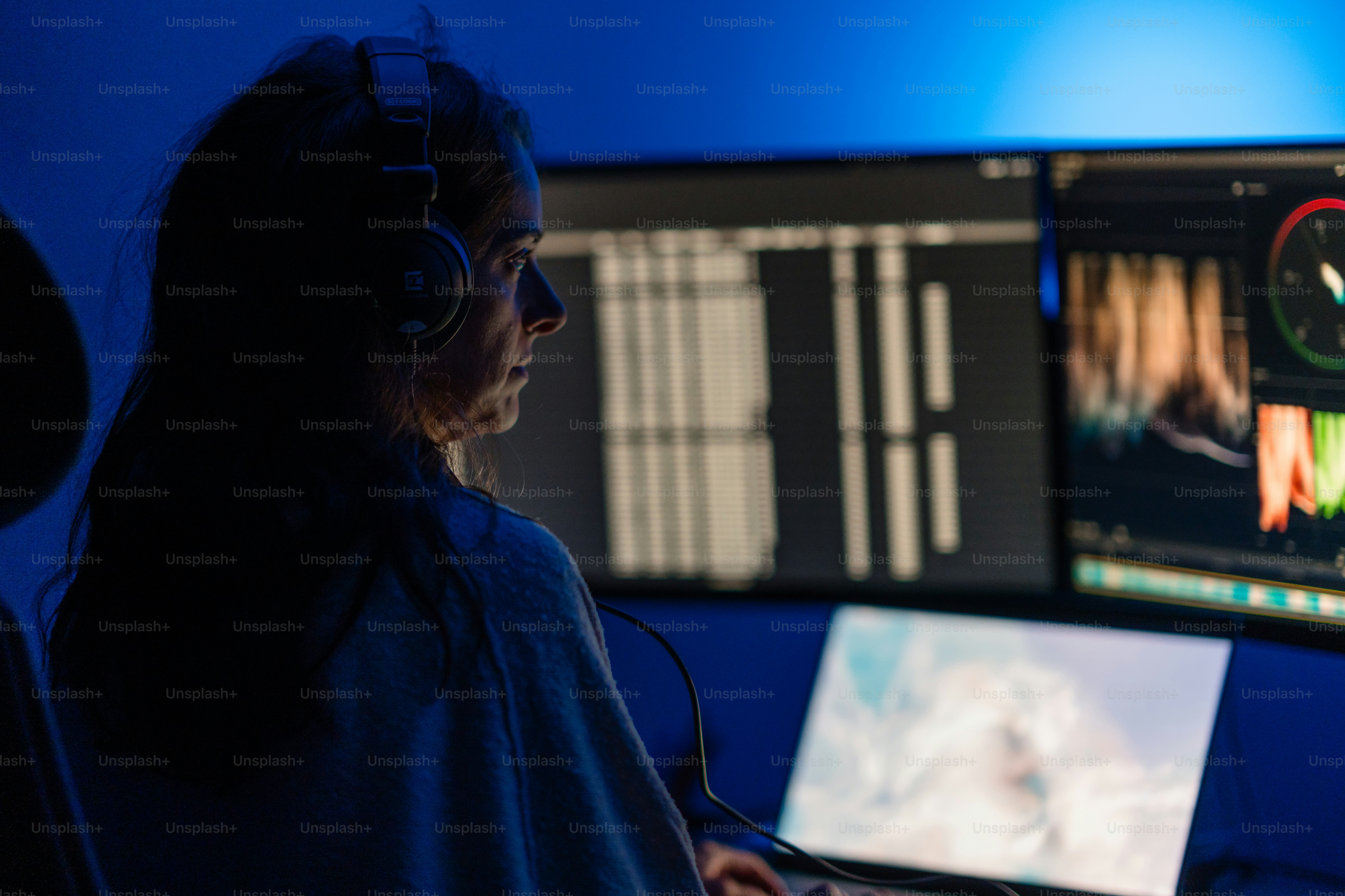 A computer monitor sitting on top of a desk photo – Video editor Image ...