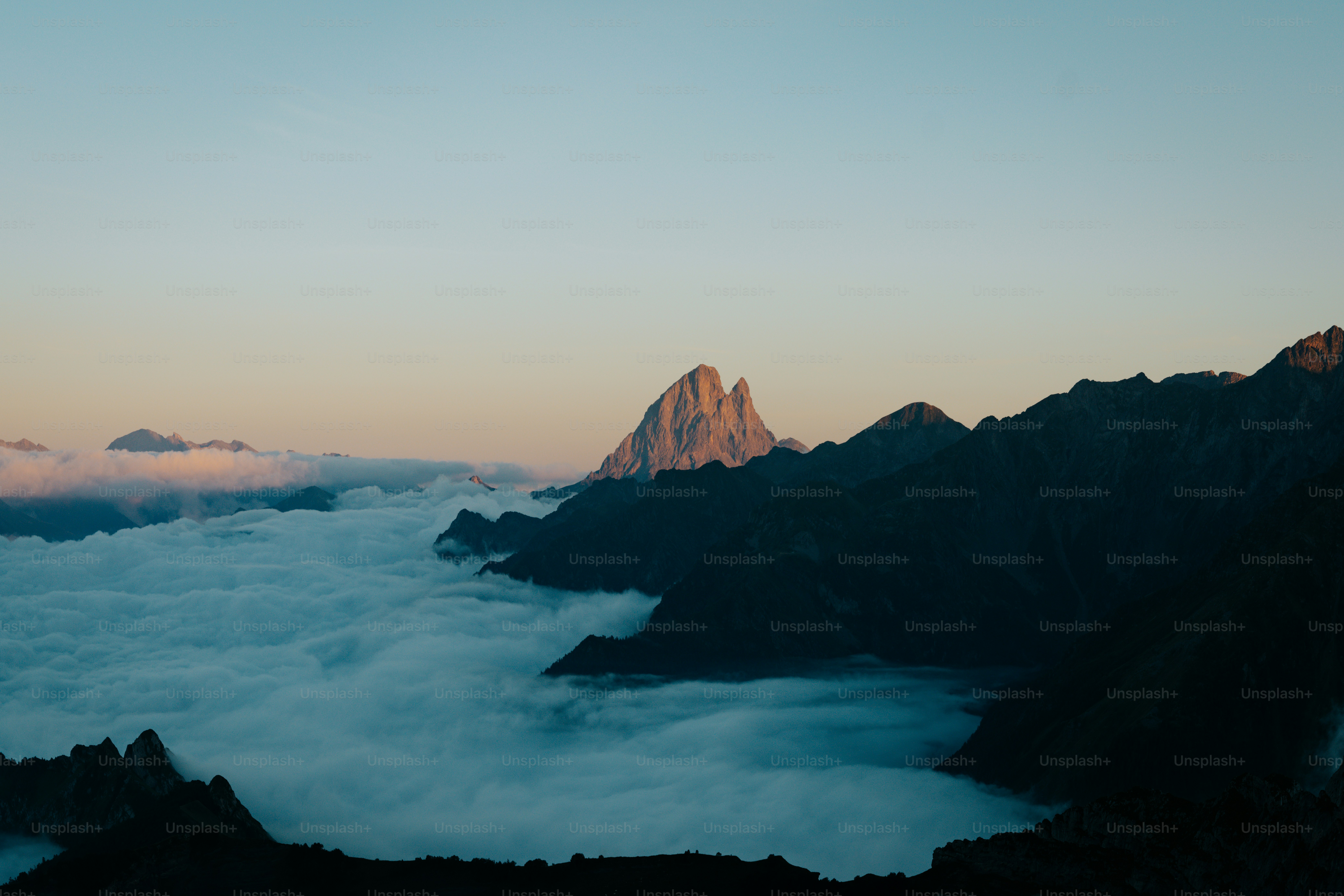 Una vista della cima di una montagna coperta di nuvole