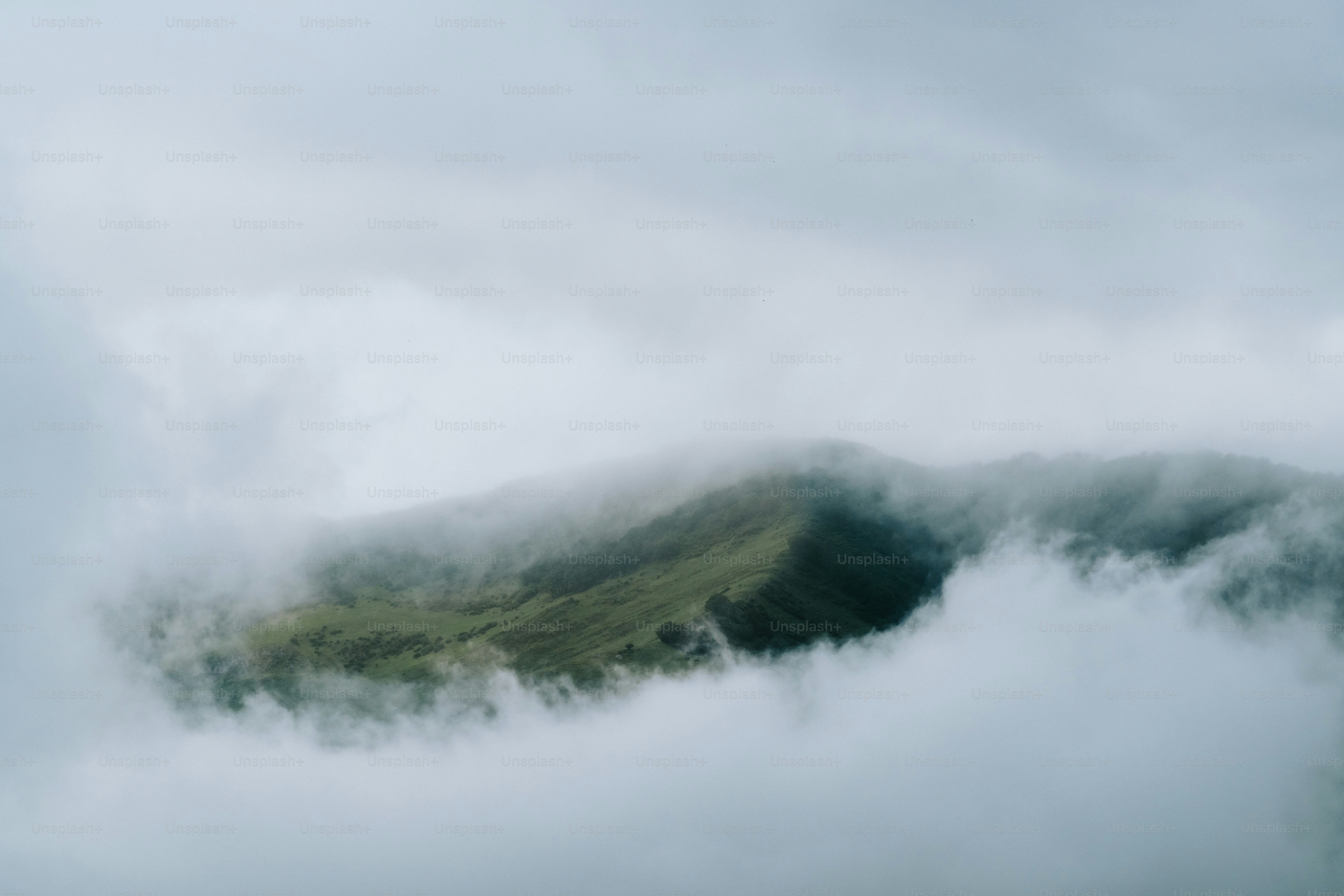 Una foto sfocata di una montagna tra le nuvole