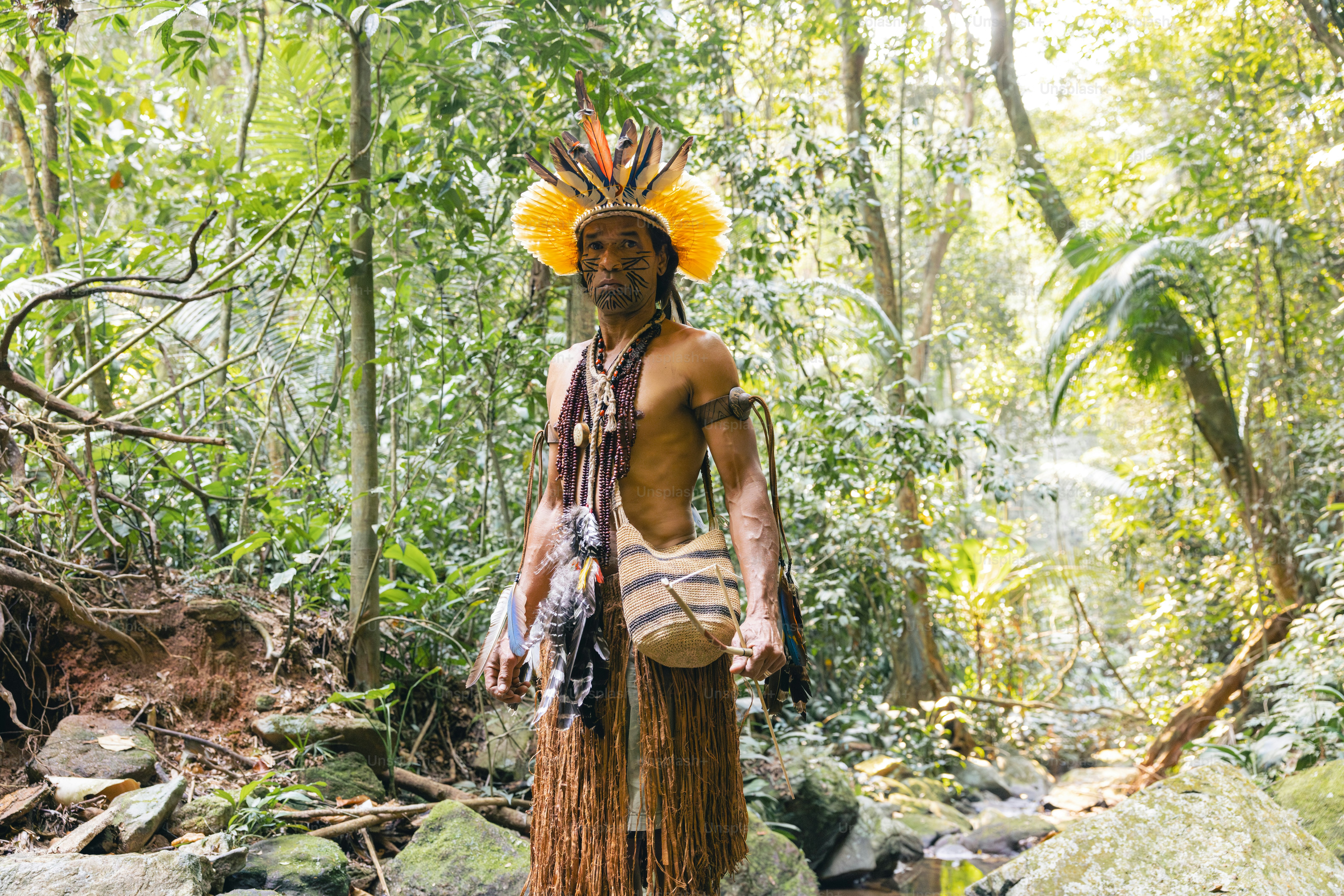 森の中を歩くネイティブアメリカンの衣装を着た男性の写真 – Unsplashのネイティブアメリカンの画像, image size:3000x2001