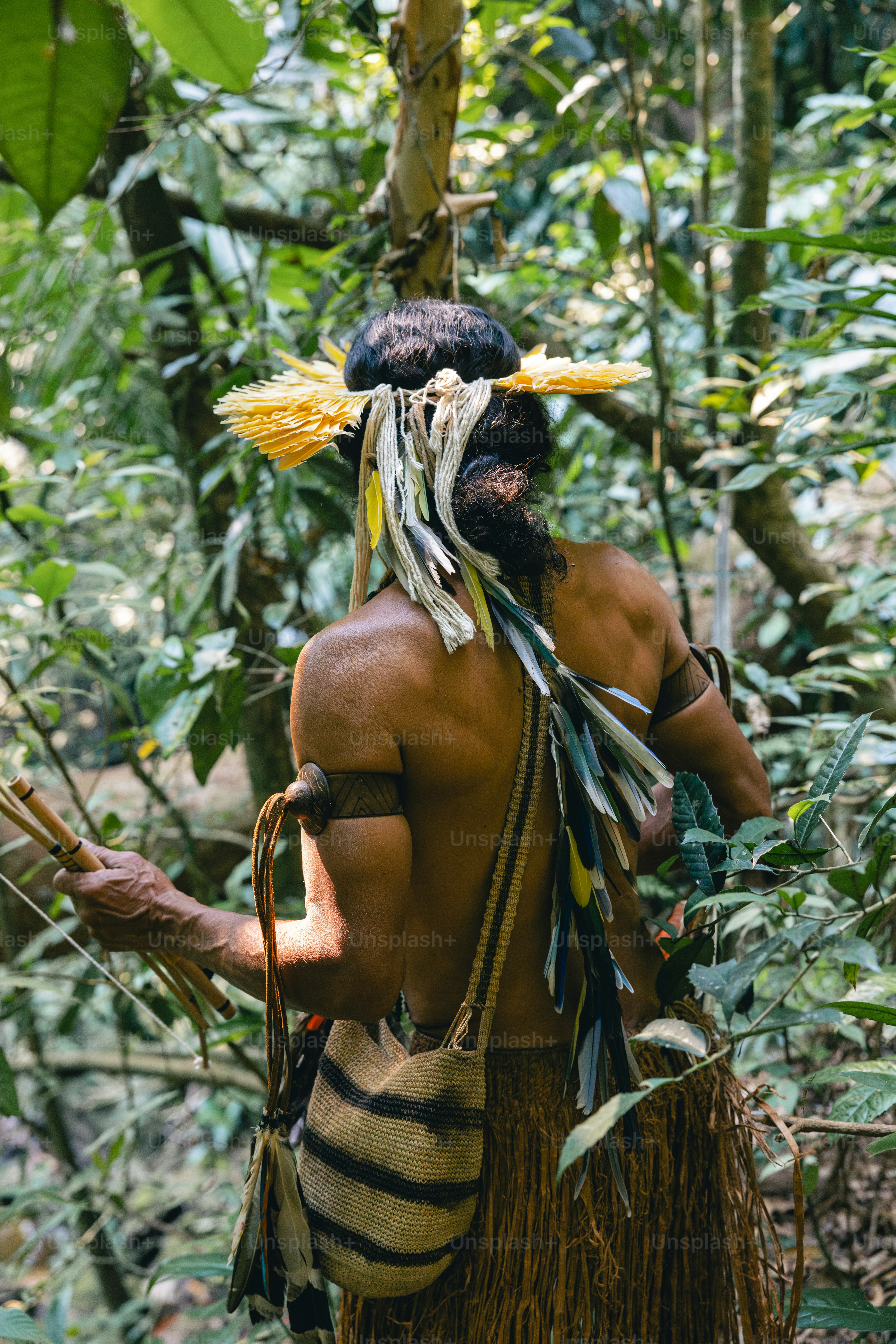 森の中に立つネイティブアメリカンの男性の写真 – Unsplashの弓と矢の画像, image size:3000x4498