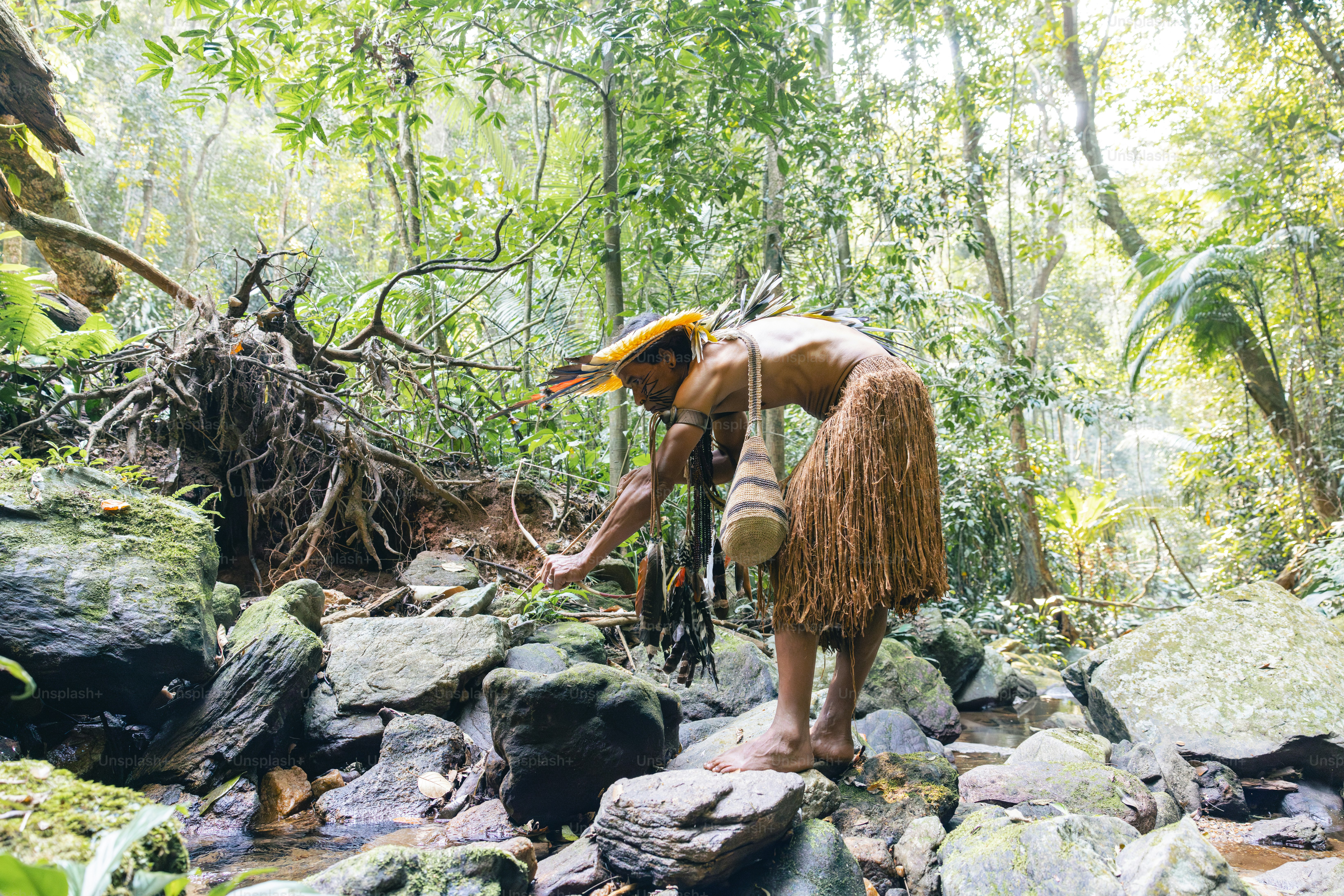 Ein Mann steht auf einem Felsen mitten im Wald