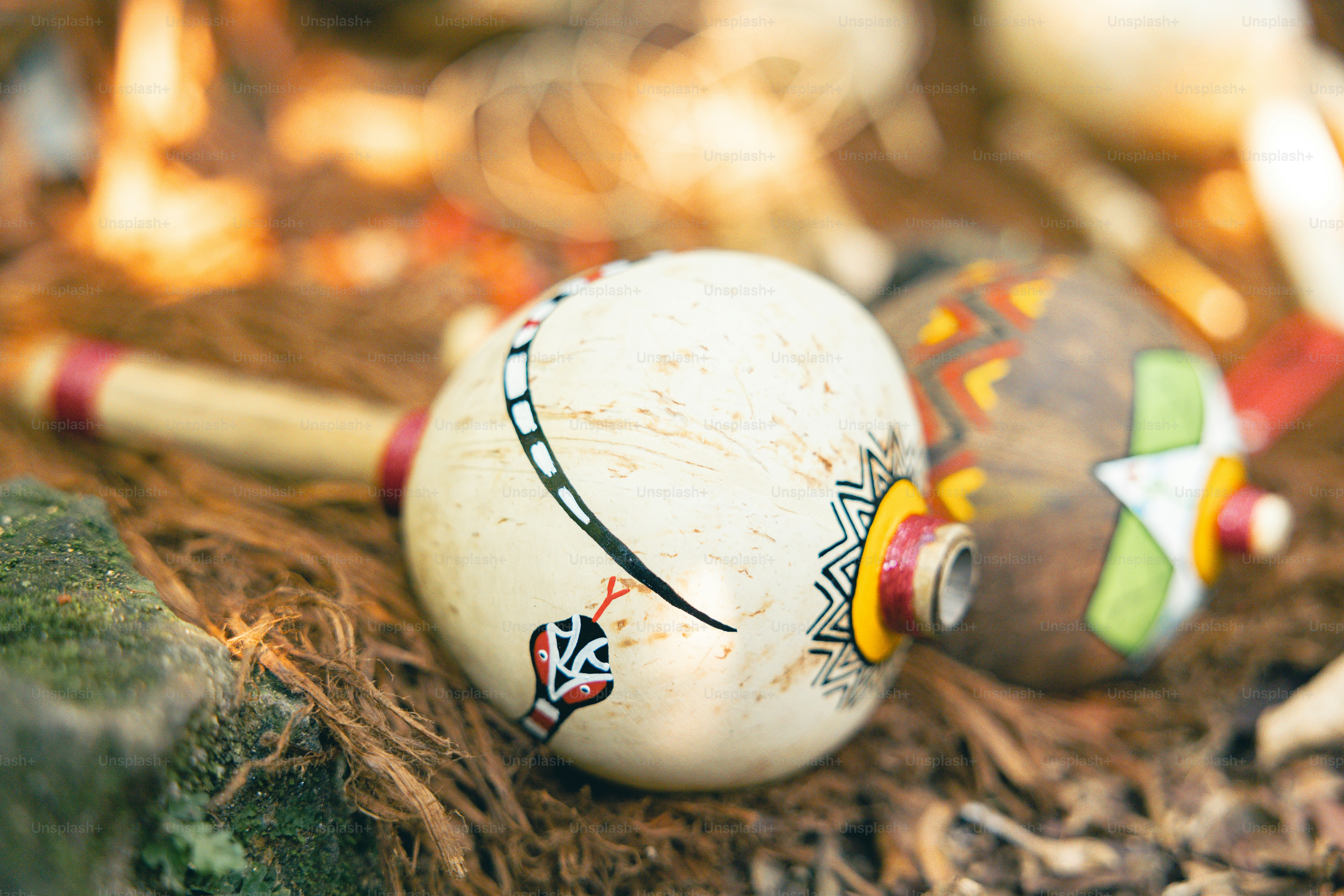 Un primo piano di una palla e una mazza a terra