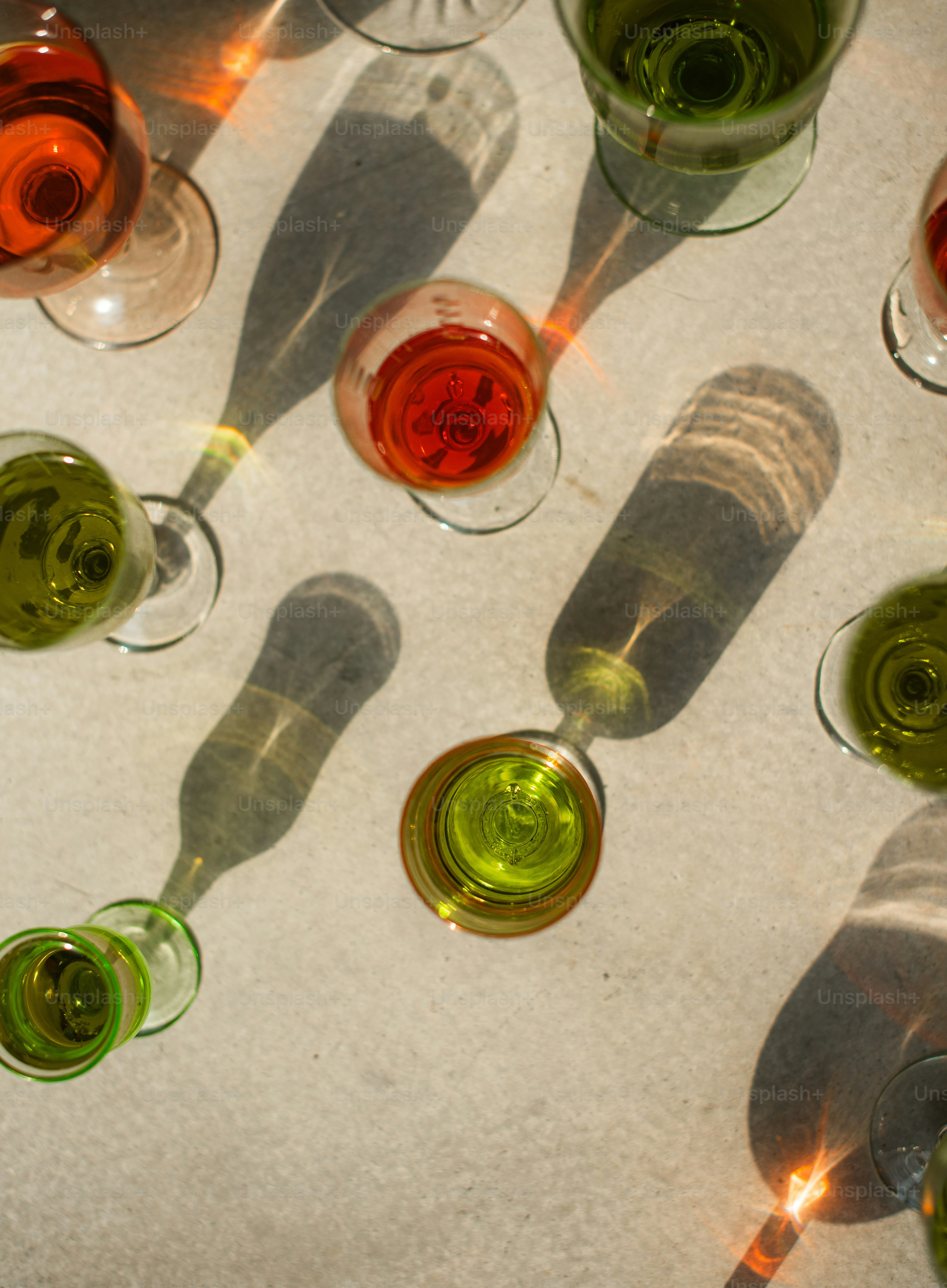 Un grupo de copas de vino colocadas encima de una mesa