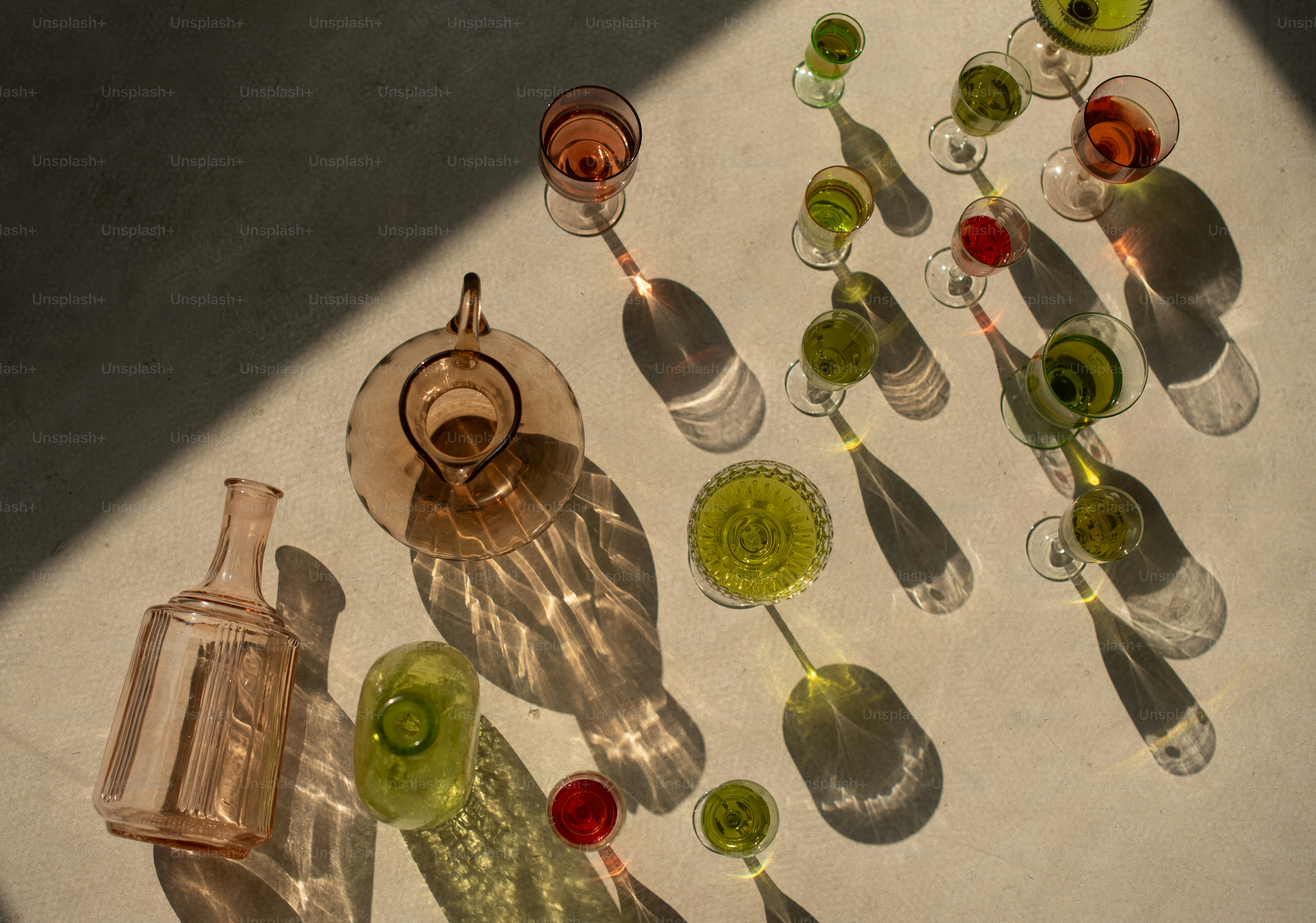 Un certain nombre de bouteilles et de verres sur une table