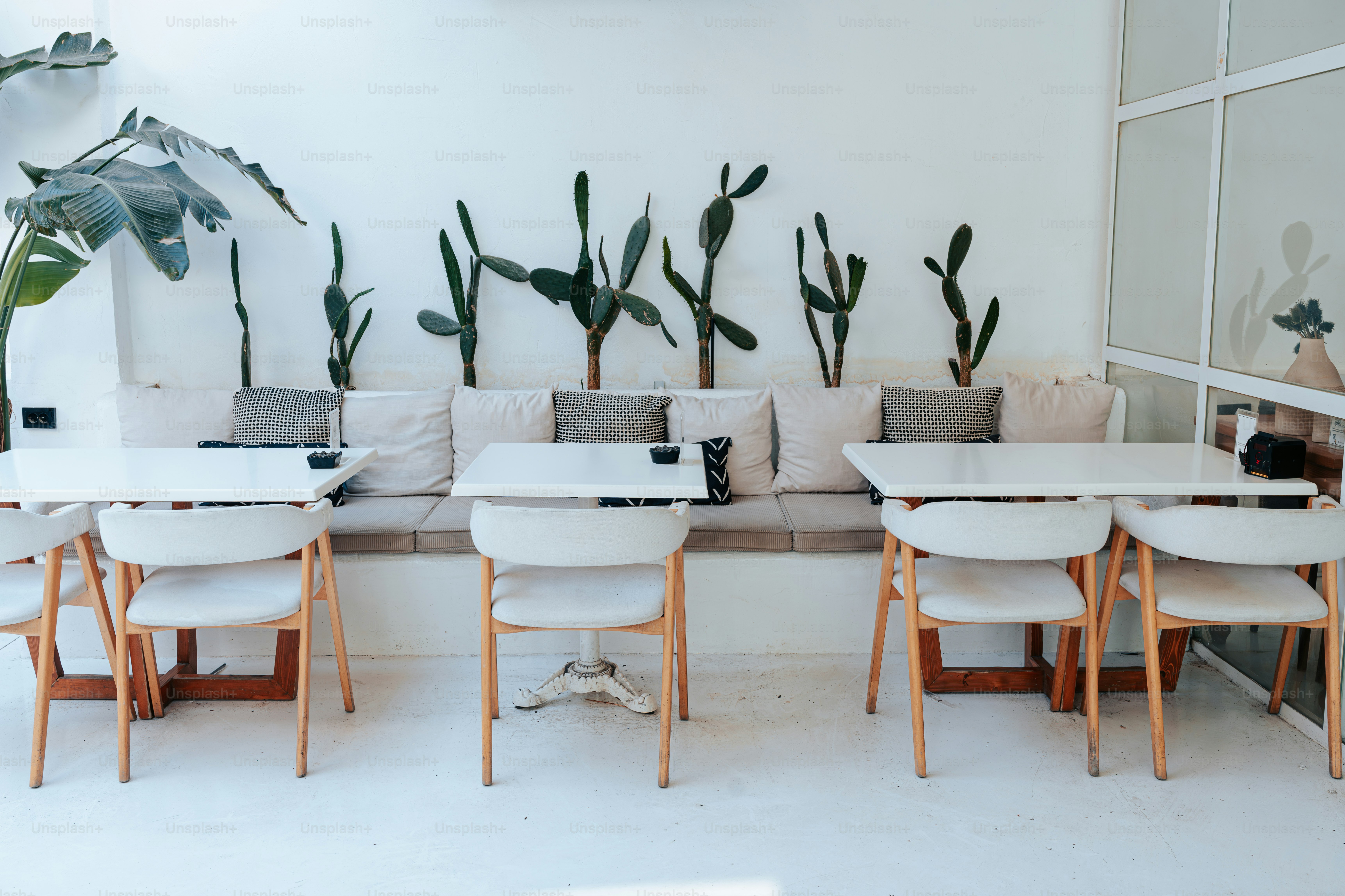 A room with a bunch of tables and chairs