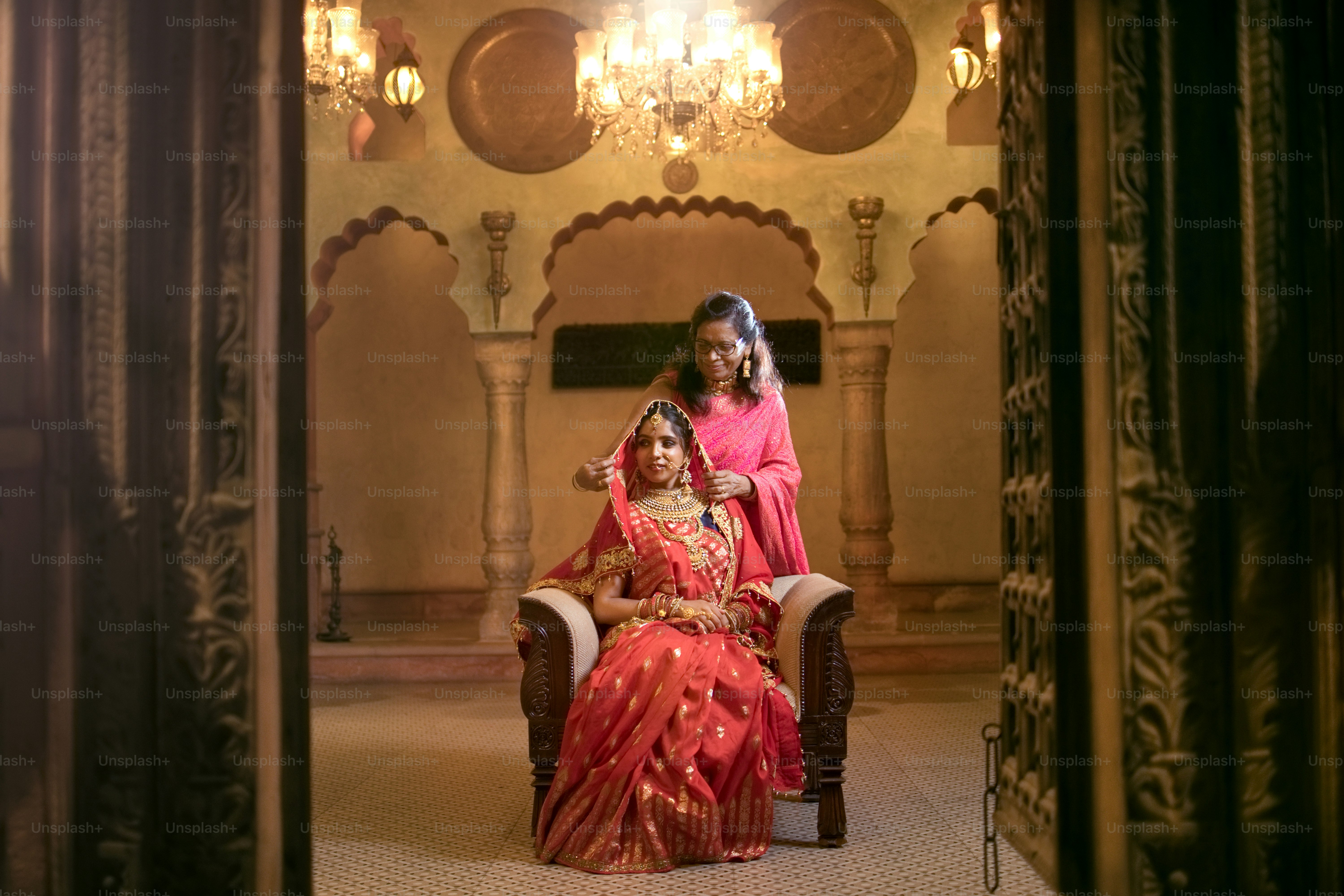 Un couple de femmes assises sur une chaise