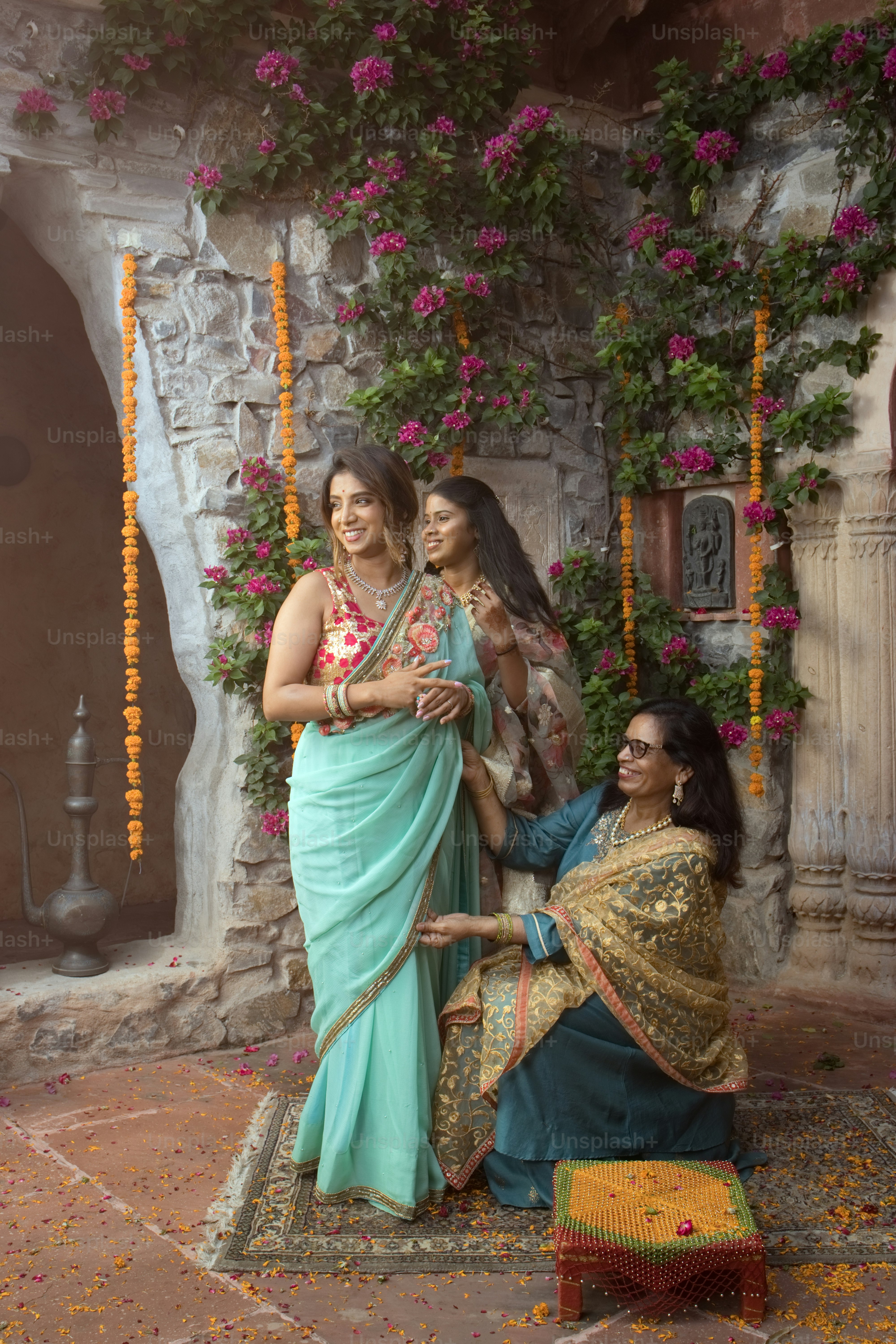 Un grupo de mujeres de pie una al lado de la otra