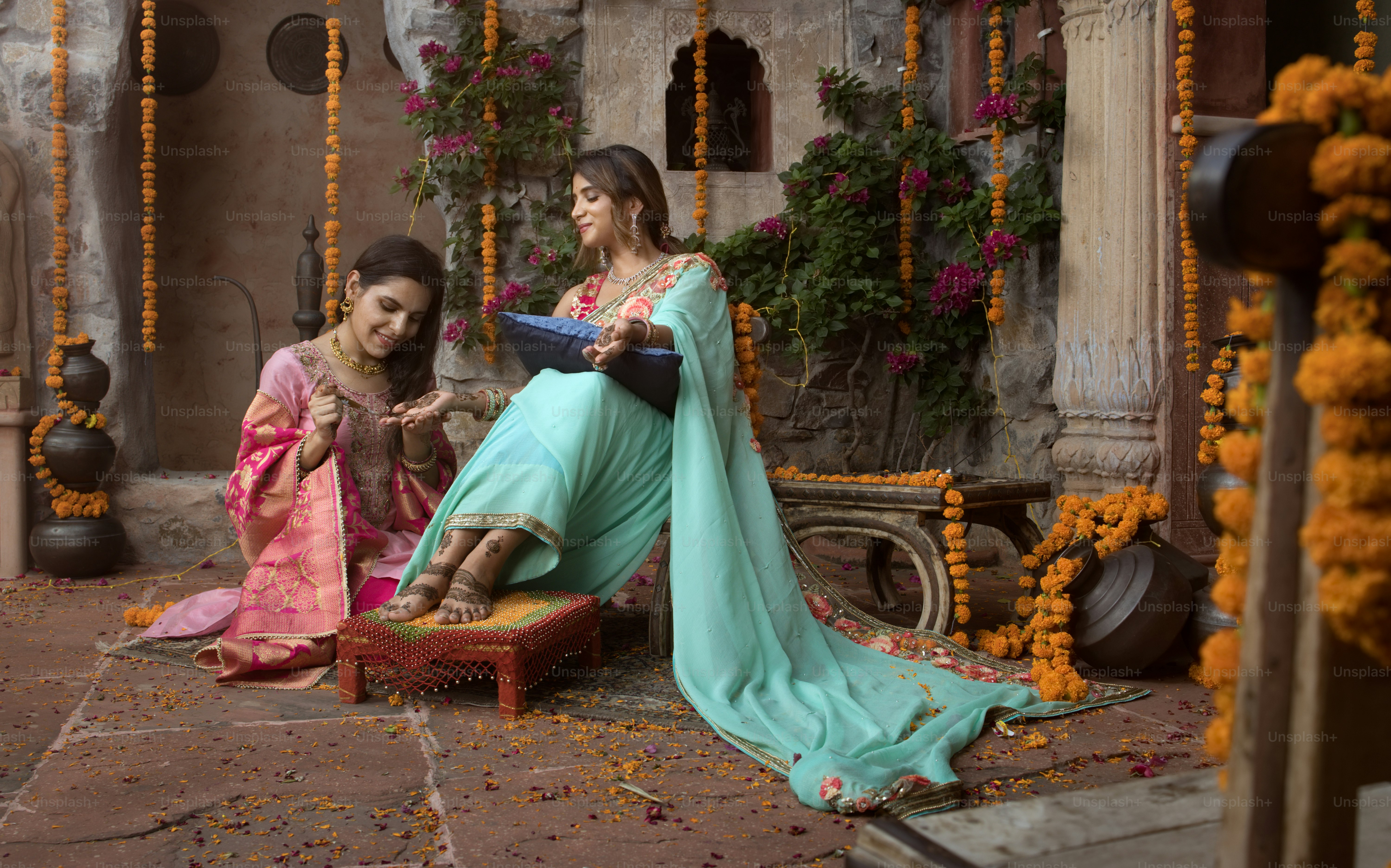 Beberapa wanita duduk bersebelahan