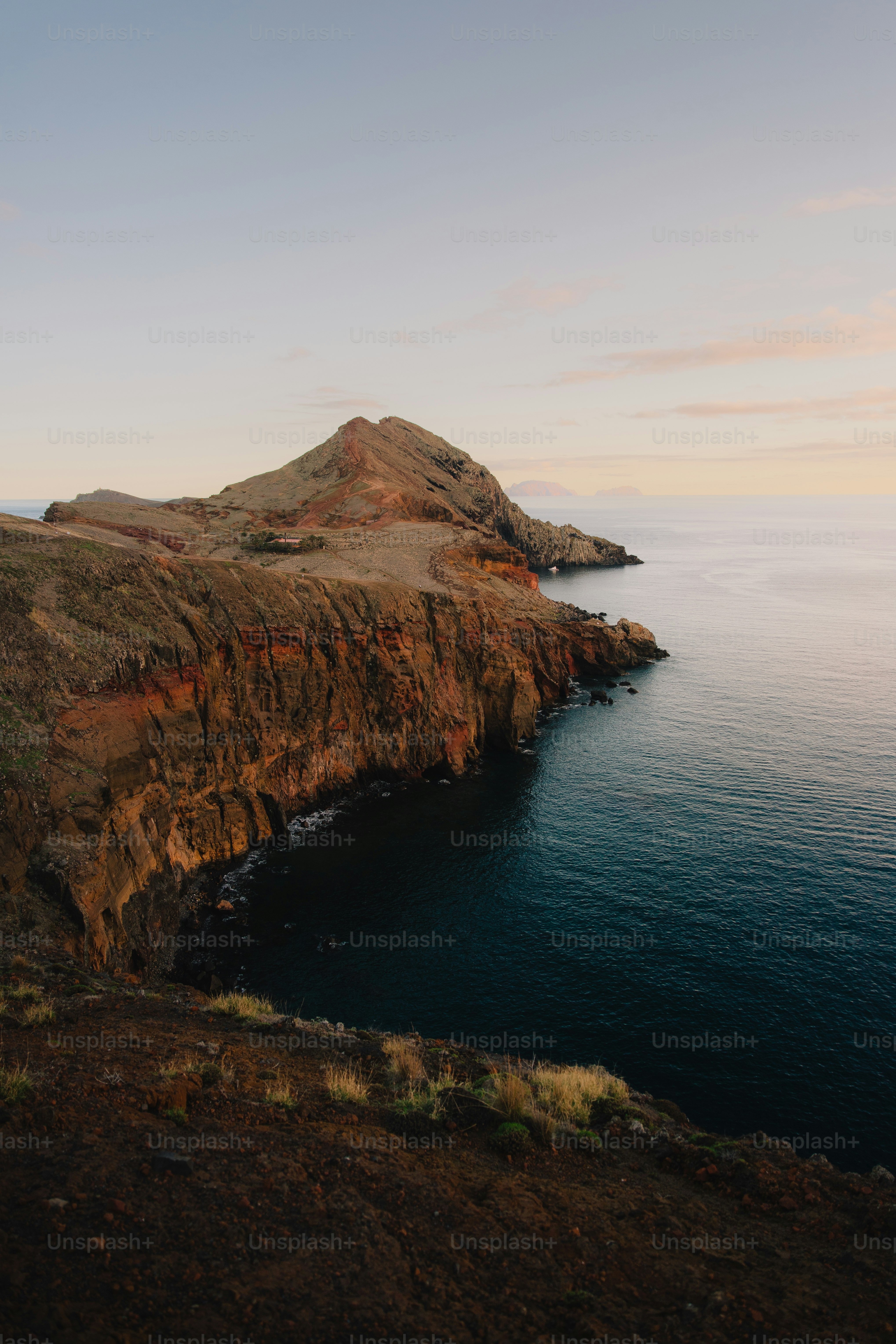 Ein großes Gewässer neben einer felsigen Klippe