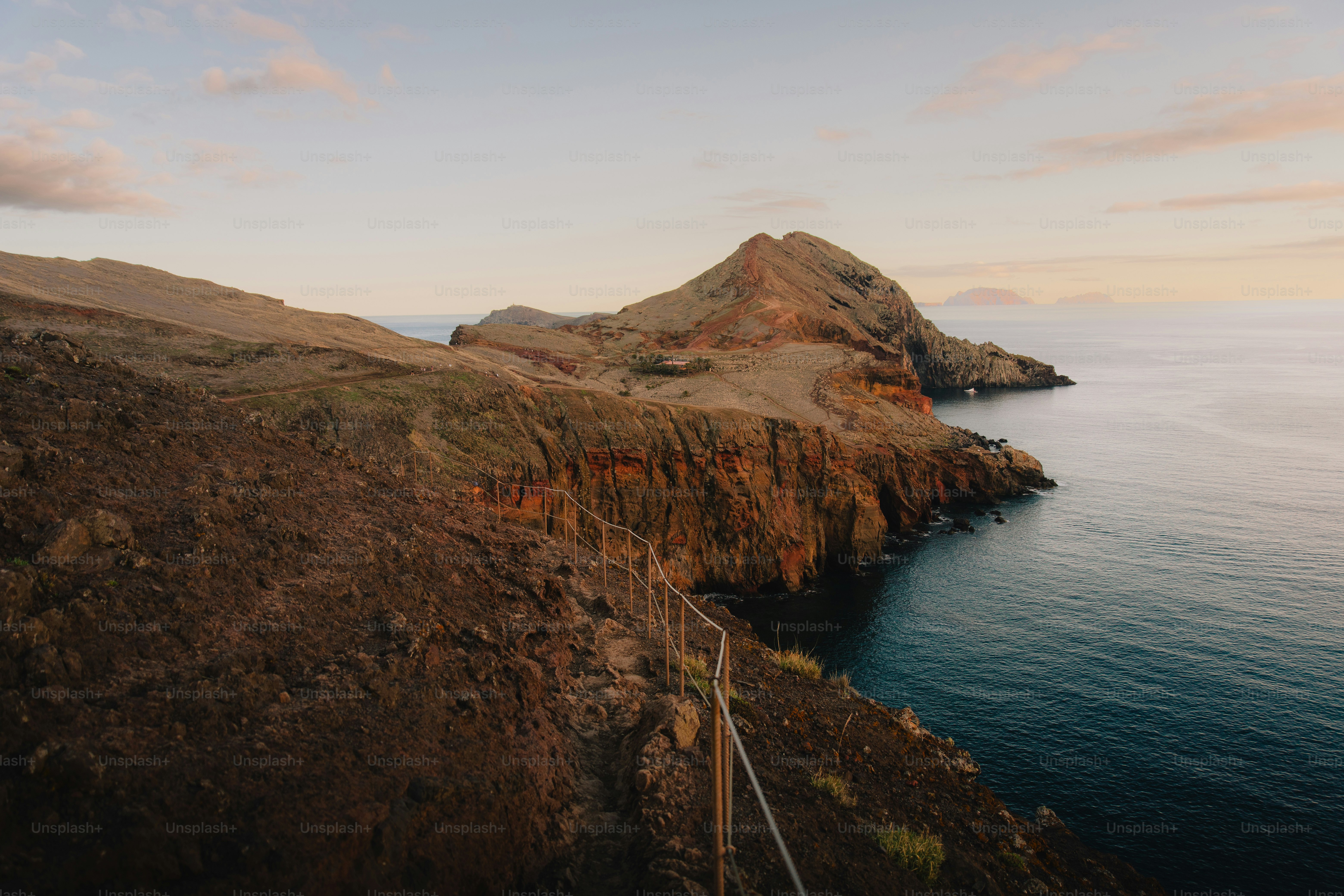Blick auf ein Gewässer von einem Hügel aus
