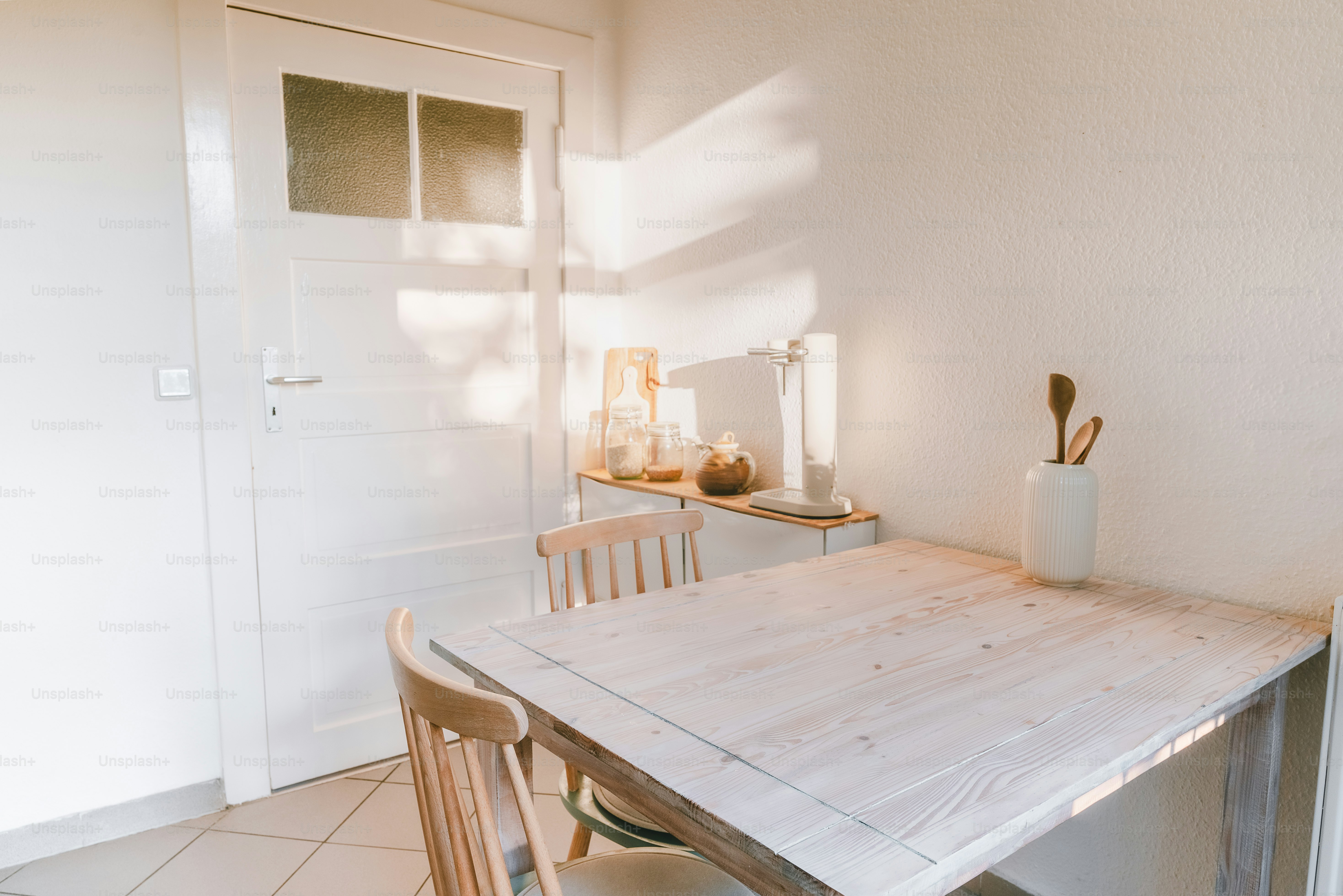 Ein Tisch und Stühle in einem kleinen Raum