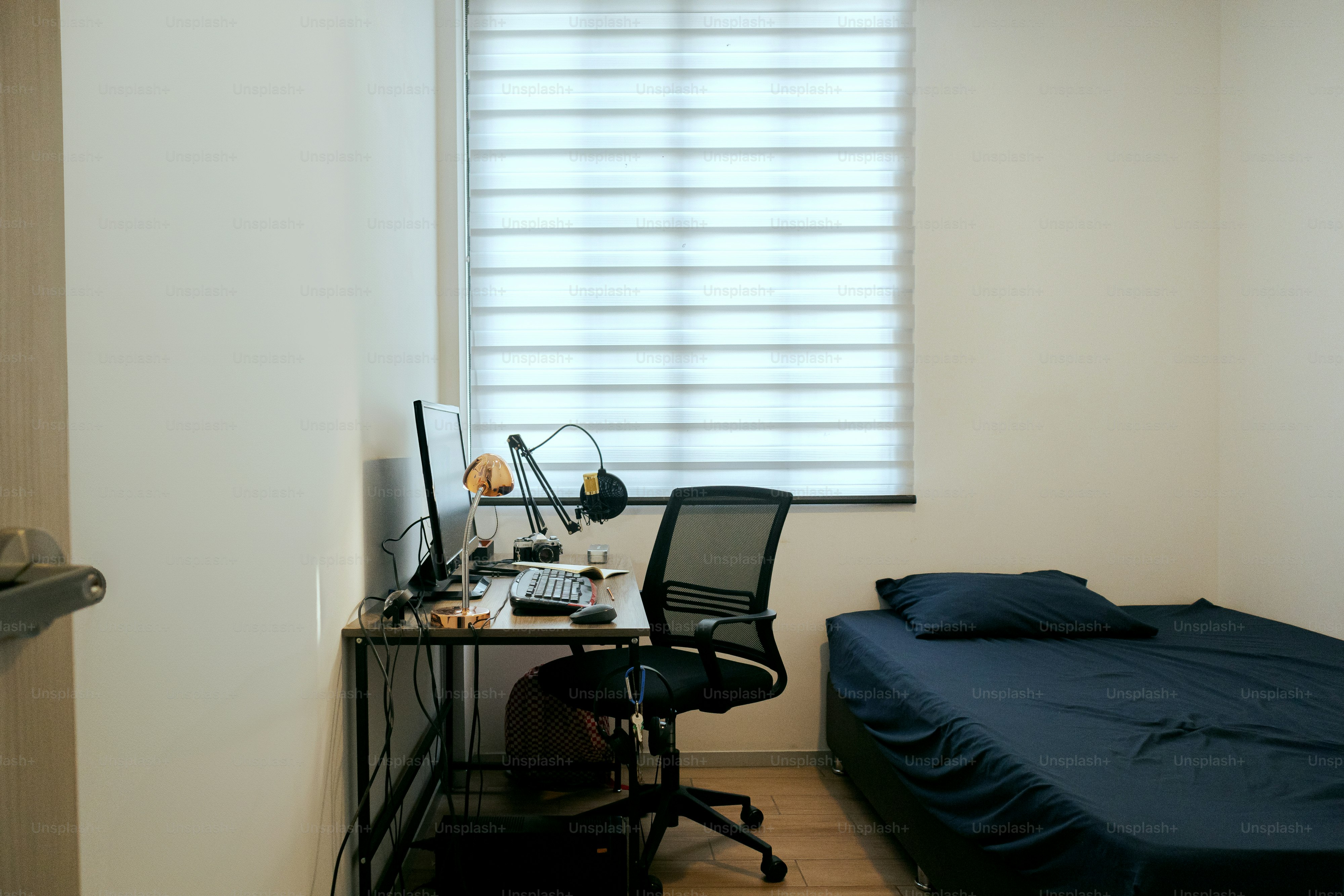 ベッドとデスク付きのベッドルーム