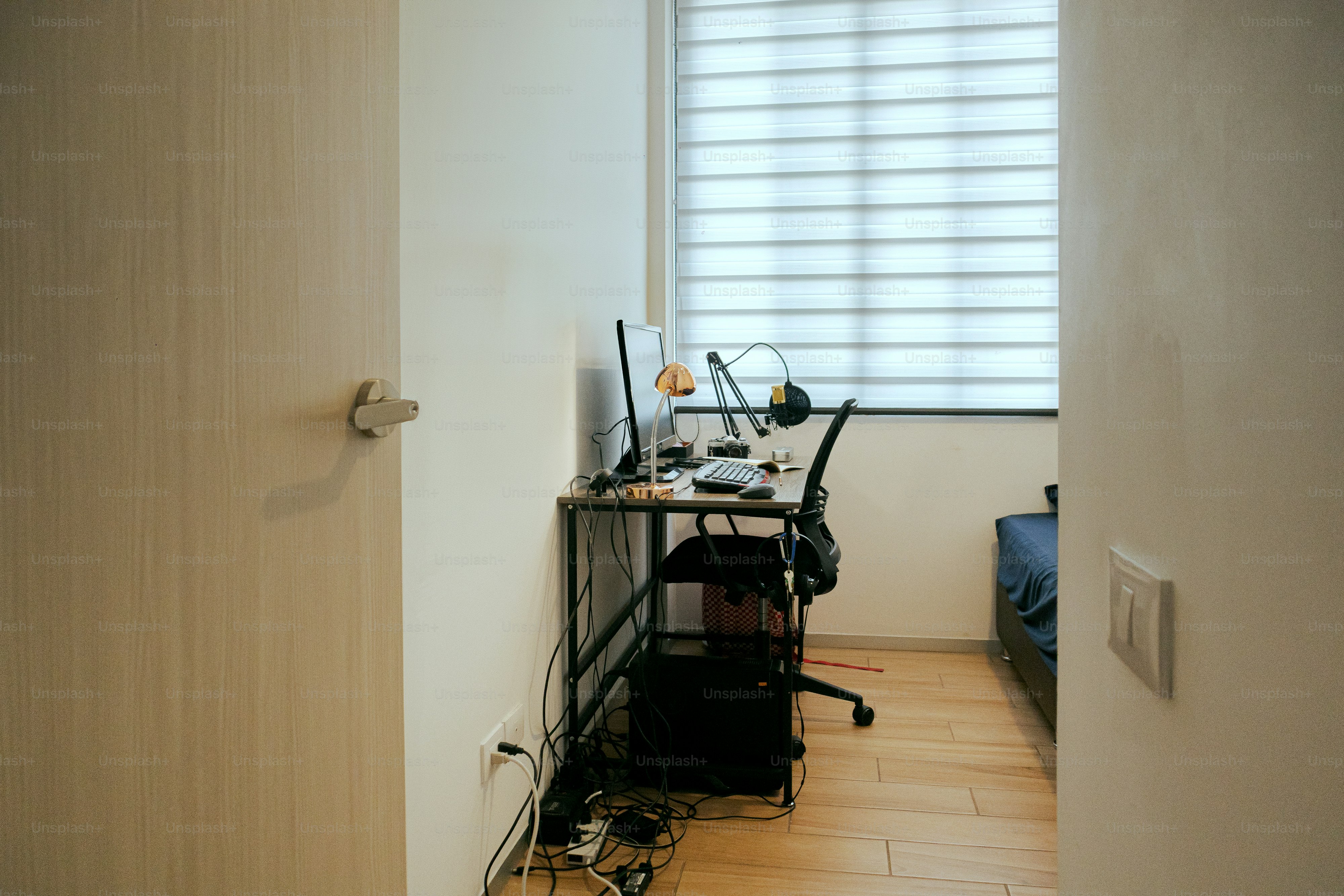 Una habitación con un escritorio y una silla