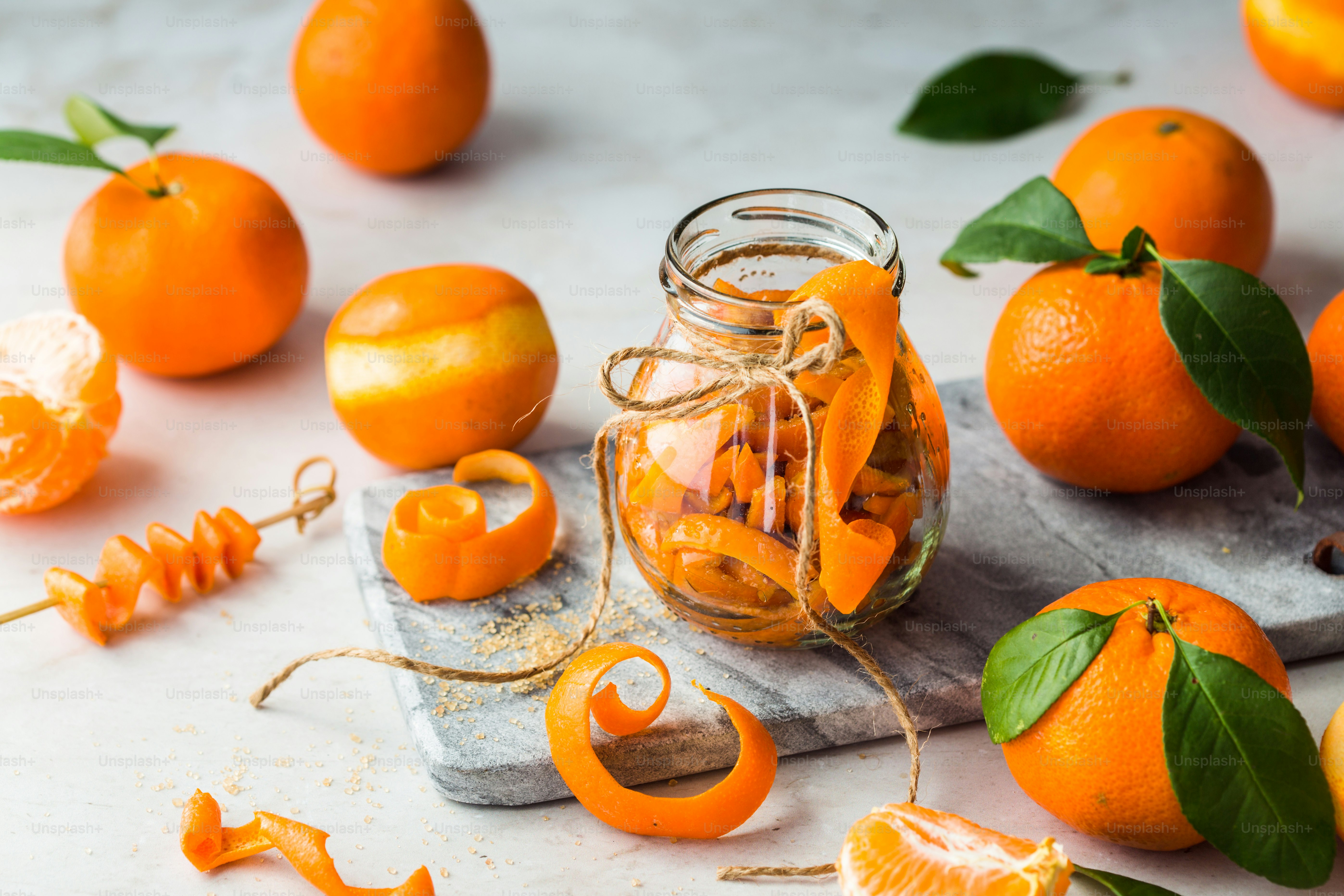 Un racimo de naranjas que están sobre una mesa