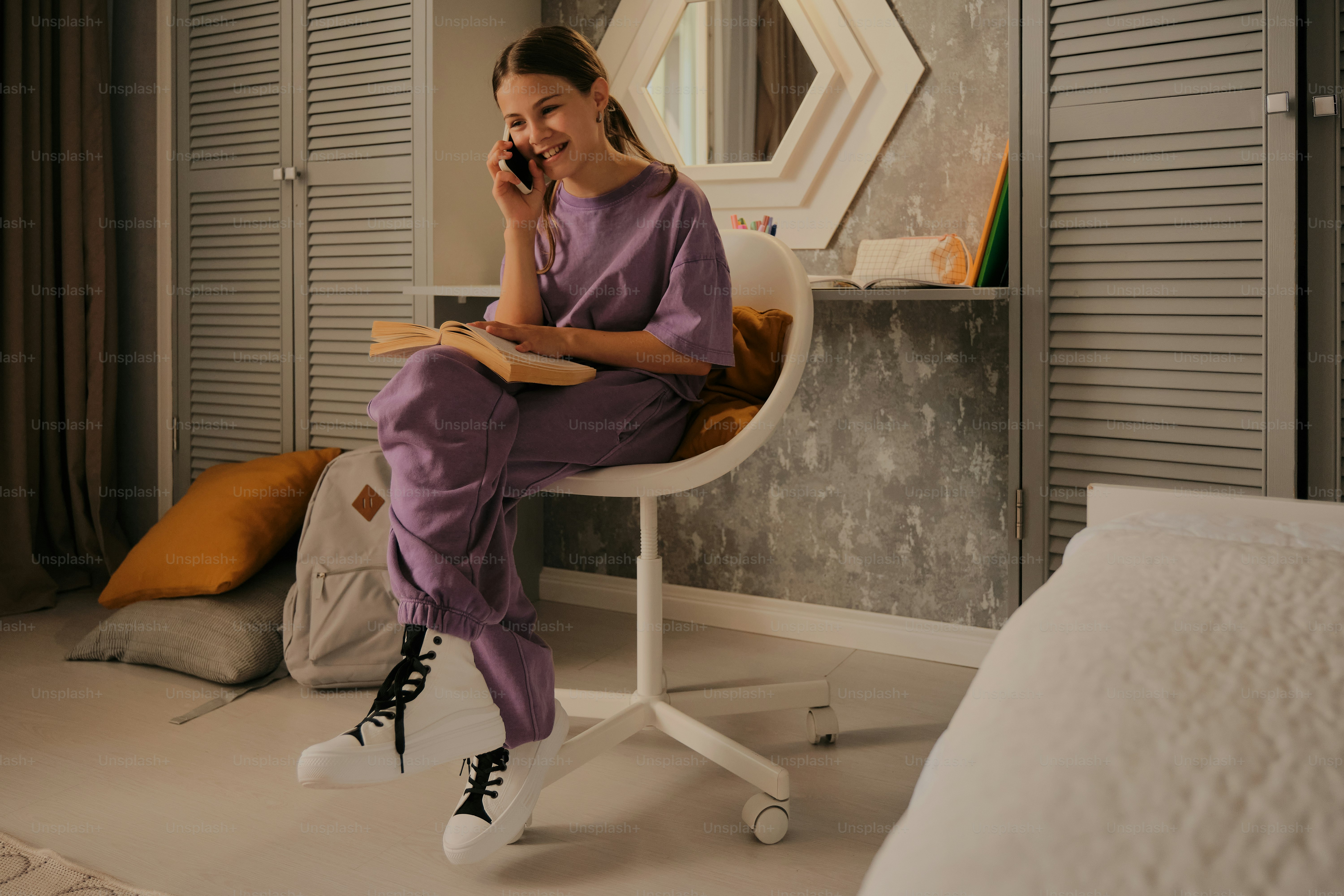 A woman sitting on the floor in a room photo – Girl Image on Unsplash