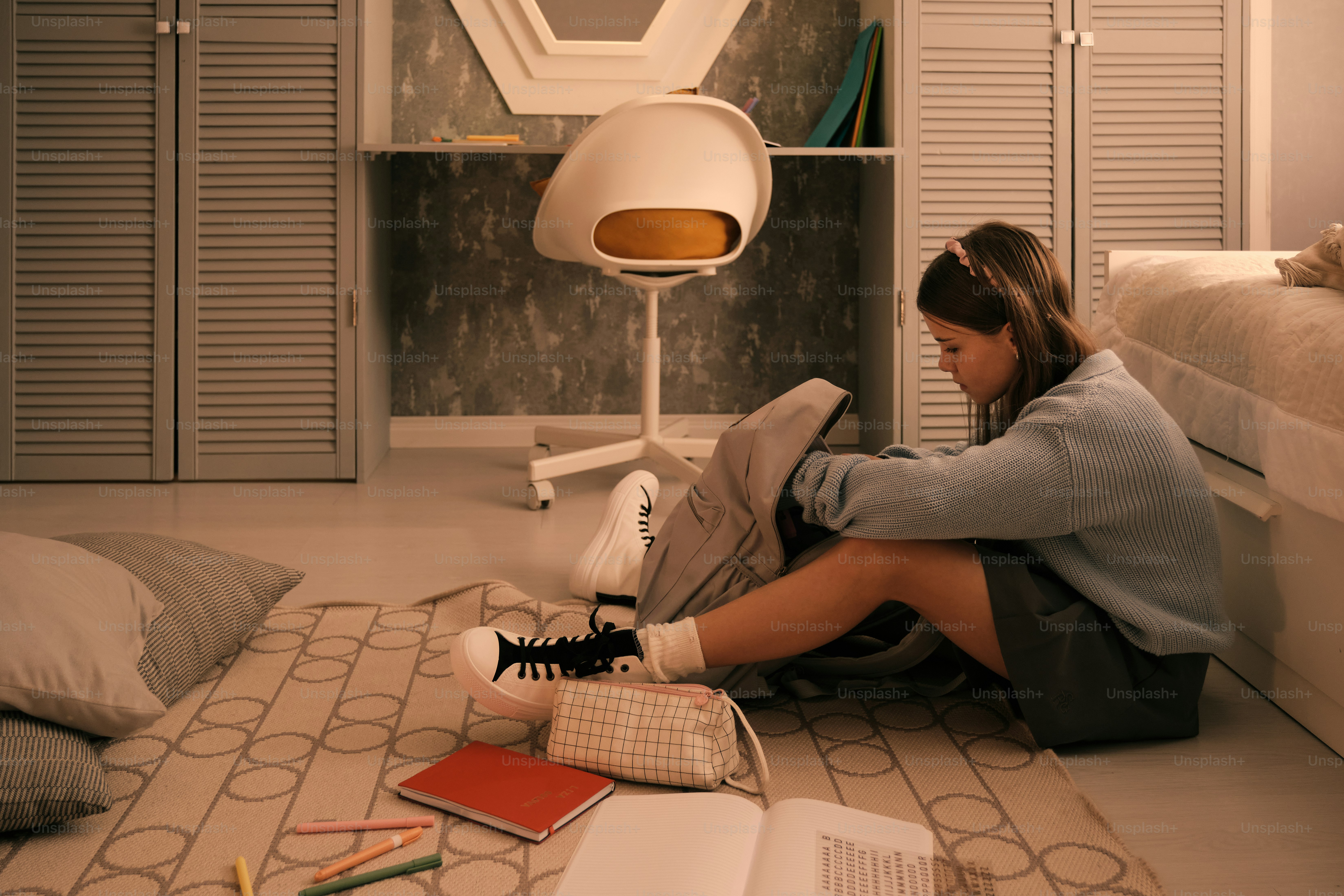 A woman sitting on the floor in a room photo – Girl Image on Unsplash