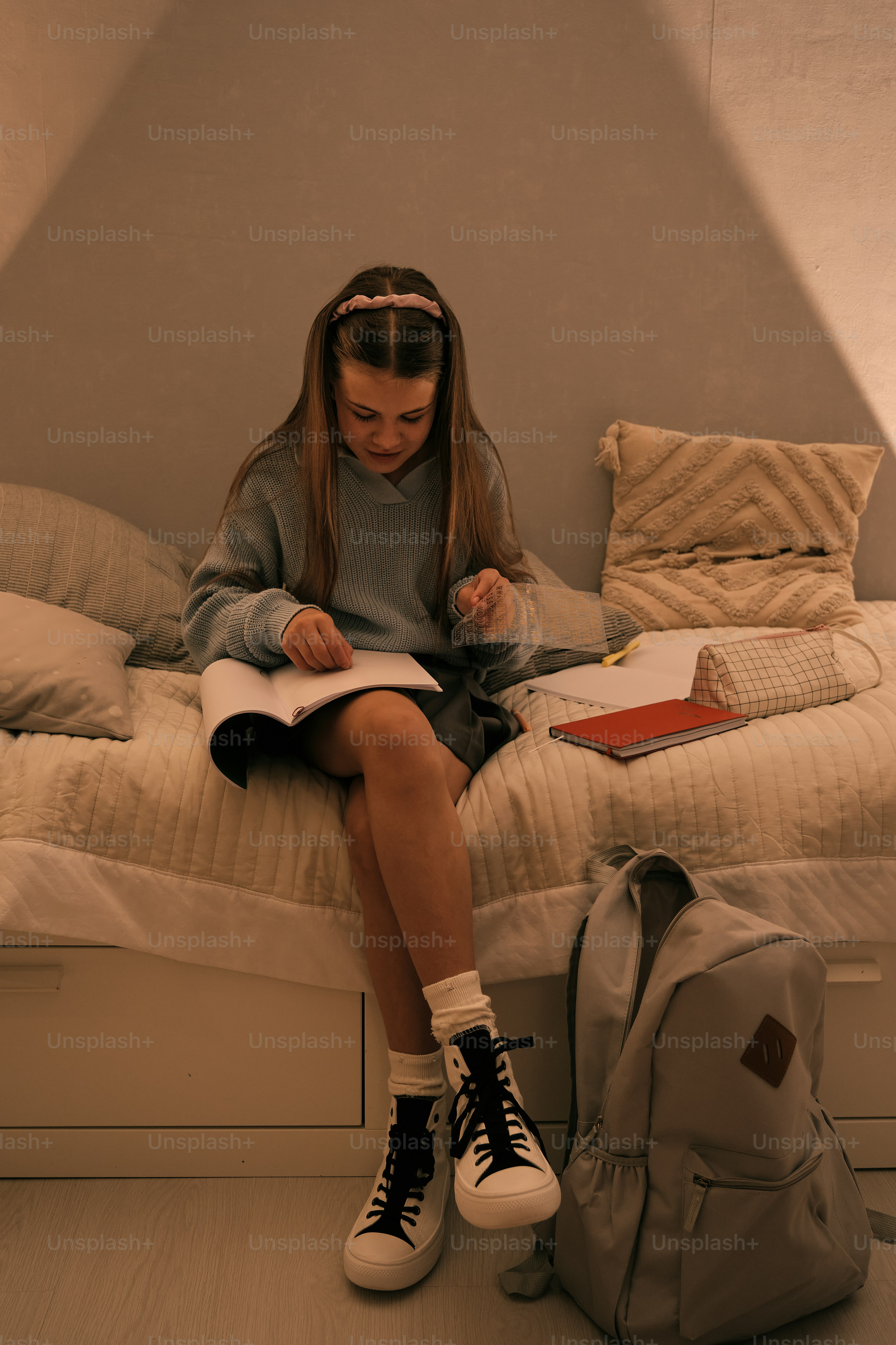 A woman sitting on the floor in a room photo – Girl Image on Unsplash